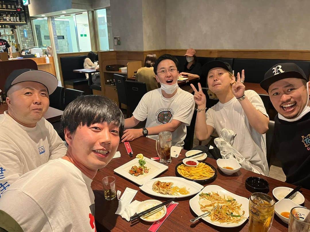 鎌田キテレツのインスタグラム：「幸せショット  #いつかの漫才至上主義打ち上げ #東京なのに黒帯さん顔さしてた #いつかのお昼ごはん #メガネ大集合 #マユリカ中谷さんがチャリのパンク修理奢ってくださった #理解できないくらい優しい #丸亀じゃんご安場さんの頬腫れる #この写真いつ見ても声出して笑ってしまう #喉の手術が終わり退院初日にご飯連れてってくれた中谷さん #声出せないのでメモで会話 #神保町で急にデザートをむさぼる天才ピアニスト竹内 #かまちゃん私もこういうとこあるねんだそうです #今日はなんと〇〇にきました初日 #コウテイ下田さんでいかせてもらいました #月刊コントは何回出ても感動する #なんかこの日は朝から晩までこのメンバーでいたので絆深まった #幕張メッセでのライブスタンド出演 #宗安さんは演奏するから入り込んで目閉じるの分かるけど鎌田は閉じるな #中谷さんとずっと一緒におる」