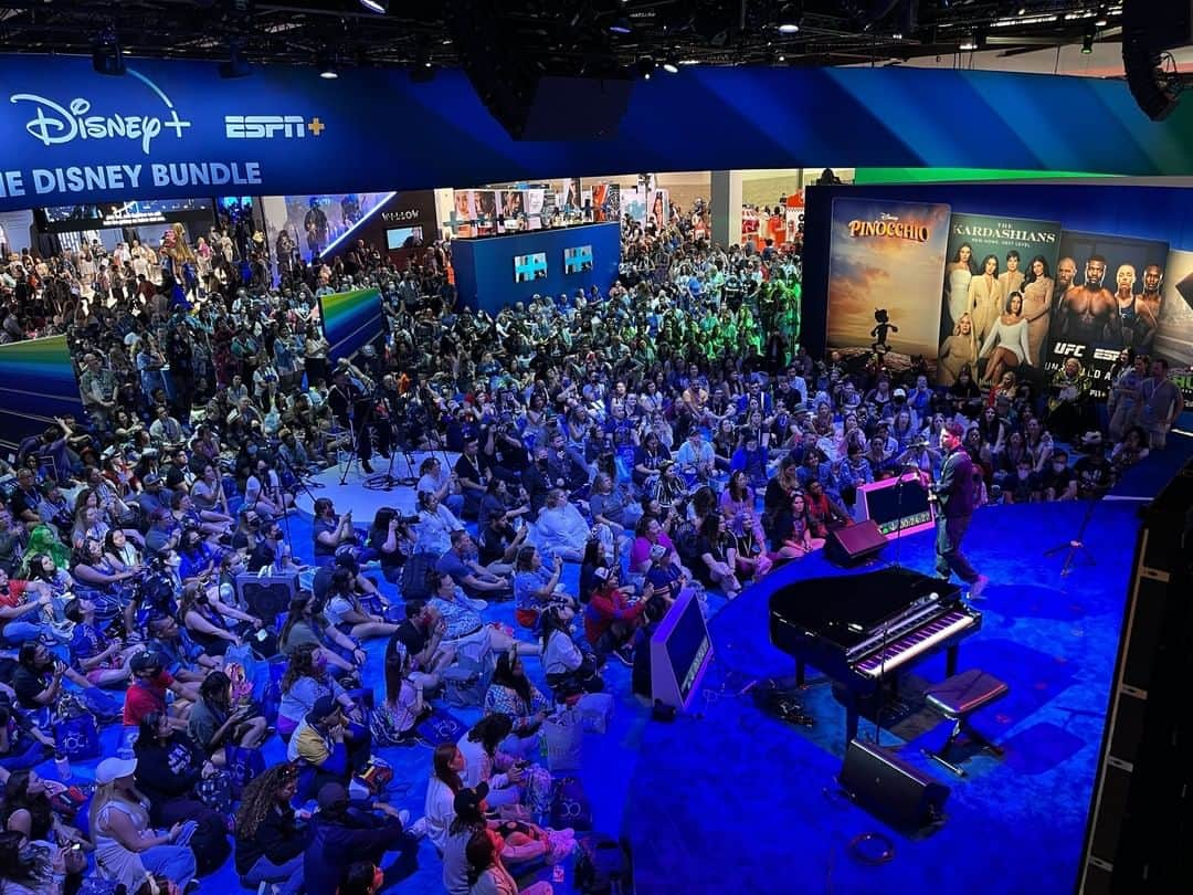 さんのインスタグラム写真 - (Instagram)「The one and only @darrencriss serenading us this weekend at D23 Expo 💕」9月14日 10時37分 - gleeofficial