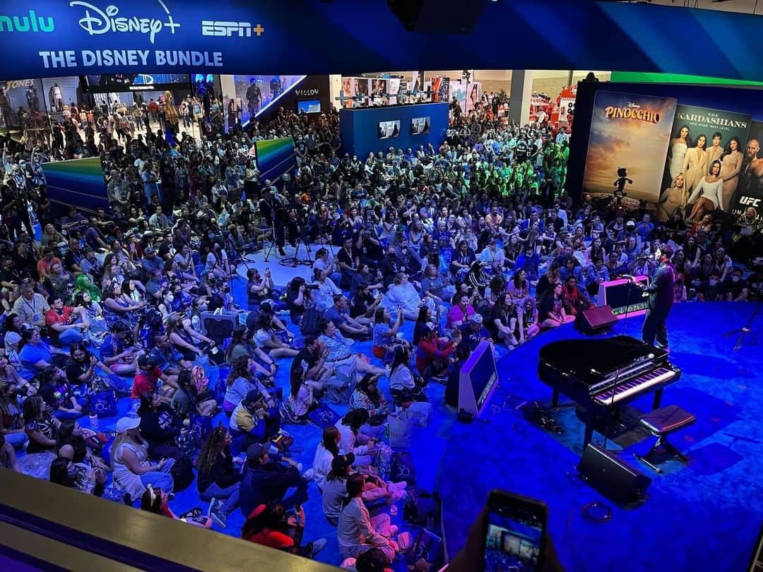 のインスタグラム：「The one and only @darrencriss serenading us this weekend at D23 Expo 💕」