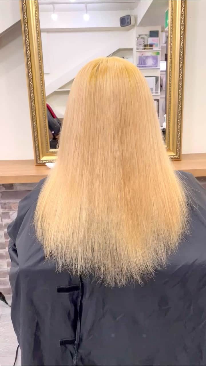 salon PRATiNO(サロンプラチノ)のインスタグラム：「. ホワイトシルバーカラー🧡 エクステもつけてスーパーロングに♪ ポイントでカラーを入れたい方はエクステもおすすめ😌  【PRATINO SNS・お店情報】  Instagram メインアカウント→clavis_pratino スタッフアカウント→ pratino_staff  LINE@→ ＠clavis-pratino HP→ http://clavis-pratino.com CLAVIS公式アプリ→ アプリ検索「CLAVIS 公式アプリ」  検索＆フォロー、登録お願いします♪  #hair#pratino#clavis#ハイトーン#韓国ヘア#デジパ#縮毛矯正#名古屋美容院#栄美容院#ショートカット#ウルフカット#透明感カラー#クラビス#酸熱トリートメント#ダメージ毛#ヘアサロン#女性スタッフのみ#初めてのブリーチ#白髪染め#ペールカラー#エクステ#シールエクステ#ヘアメ#アイブロウ#メンズアイブロウ#メイク#ファイバープレックス#スタッフ募集」