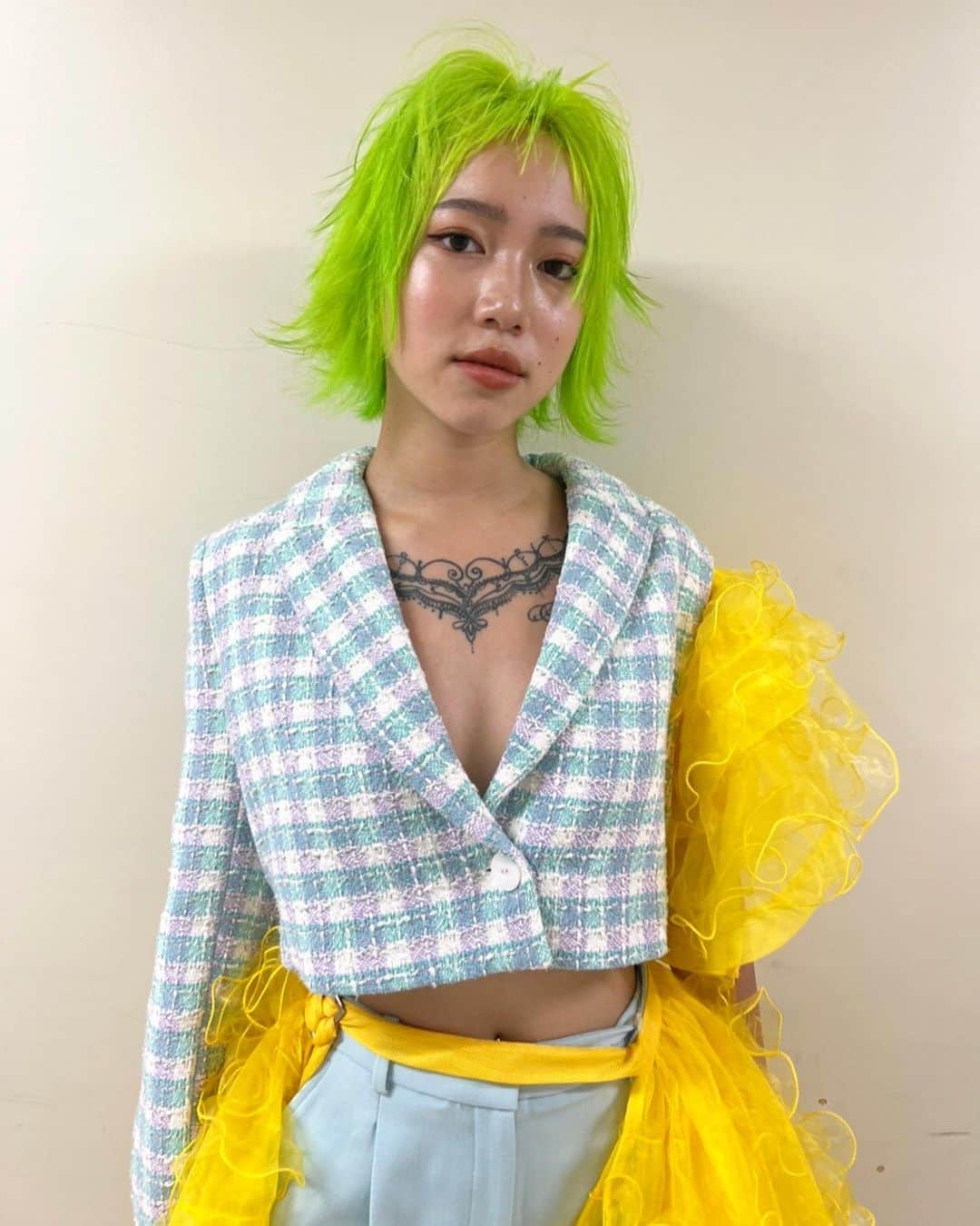 若林紀元のインスタグラム：「hair✂︎  ワンレンボブからウルフstyleに。  信頼してるので全部お任せでと言ってくれたSHIHALちゃん本当にありがとう!! 迷いなくハサミを入れられました。  FILMSのステージでは多様性をいろんなカラーで表現したのですが暗闇でも発光していて最高でした笑  @koushi_nikotan  遅くまでカラー本当にありがとう!!  make @films_ayaka   #ウルフレイヤー  #ウルフカット  #ドリプラ #武道館」