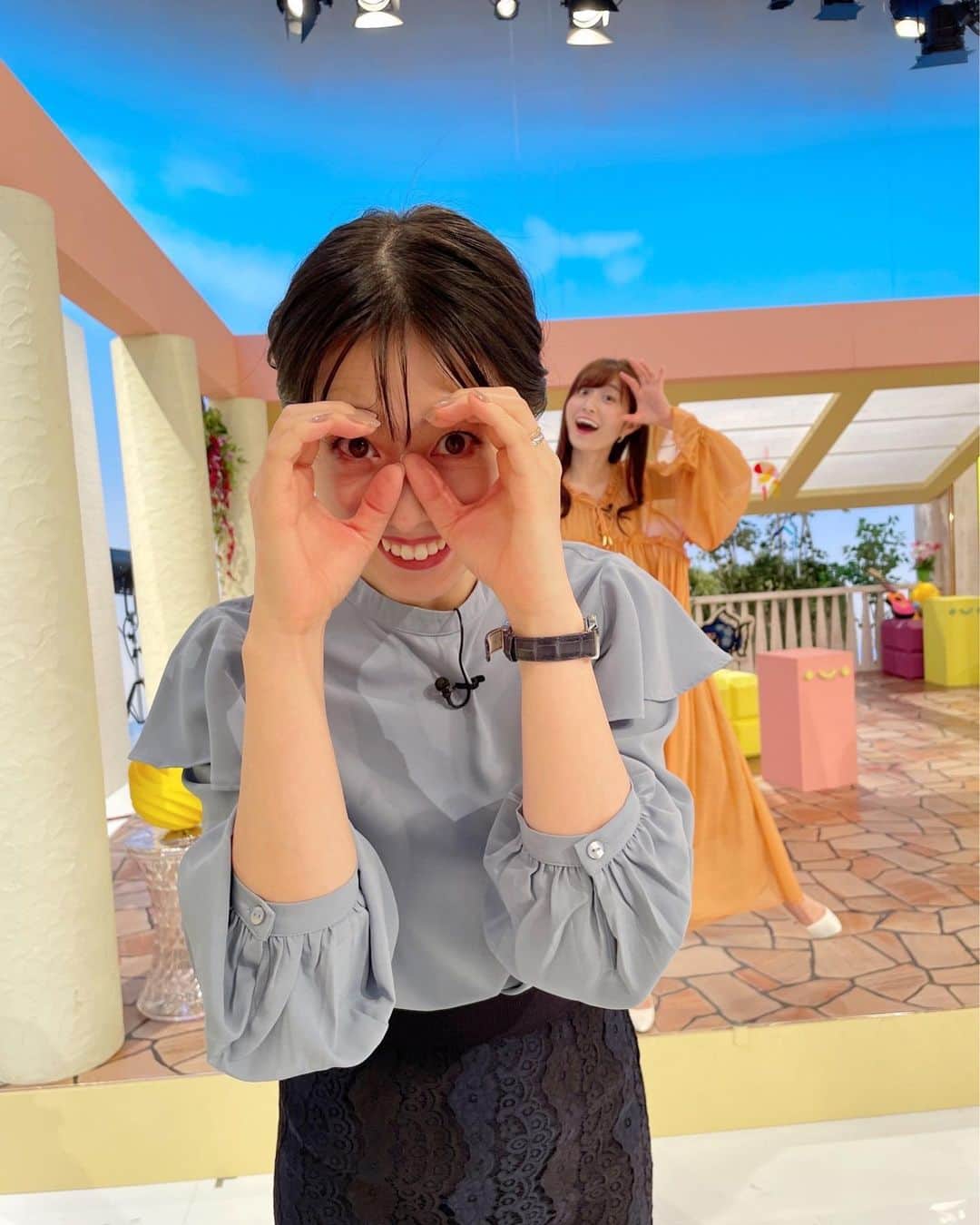 虎谷温子のインスタグラム：「いつも、OA業務を抱えながらもすまたんのSNS担当をしてくれている　@sumatanentame  のスタッフの皆さんには、感謝と尊敬しかありません！ でも「普通の顔をしてください」と言われると、こんなポーズをとりたくなるんですよねぇ〜🥺 って、うしろにさかな🐟さん！😳いつの間に！笑」