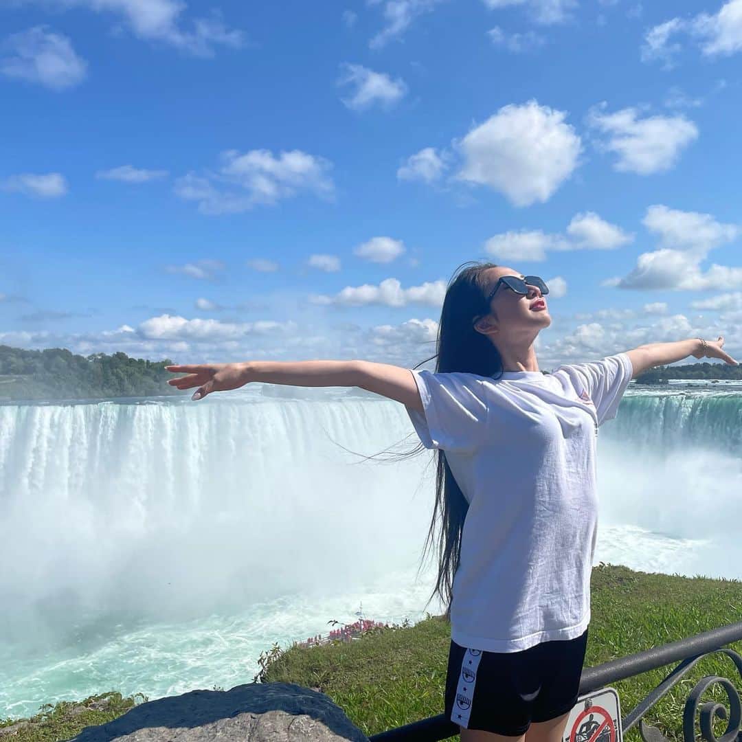 熊野あゆ（澄川鮎）のインスタグラム：「. 念願のナイアガラの滝へ🌈 . 滝の迫力と虹が綺麗で、人生で一度来れて良かった✨ . . #niagarafalls #wow #force #nyc #vacation #amazing」