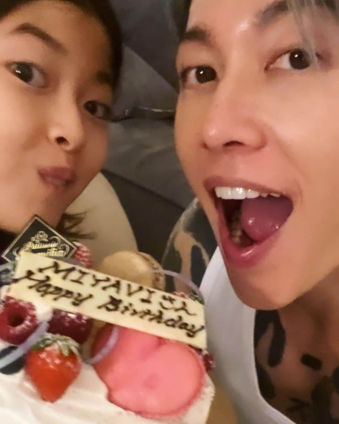 雅-MIYAVI-のインスタグラム：「Thank you all for your bday wishes!  いくつになっても  お祝いしてくれる人がいることは幸せなことです。  感謝と共に  気を引き締め直して  芸を磨いて、己を磨いて、心を磨いて、 精進していきたいと思います。  ありがとう！  (写真はヘルドッグスチームにいただいたケーキをかじろうと狙っている娘ジュエリと)  🙏🏻🙏🏻😌💙」