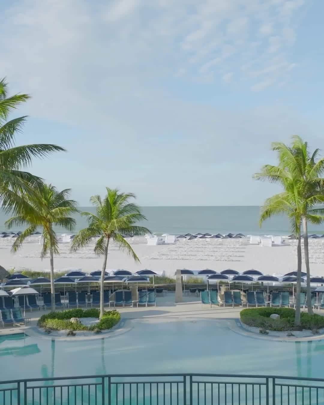 リッツ・カールトンのインスタグラム：「The sands of Lido Key create the perfect setting for #RCMemories at the Beach Club of The Ritz-Carlton, #Sarasota.」
