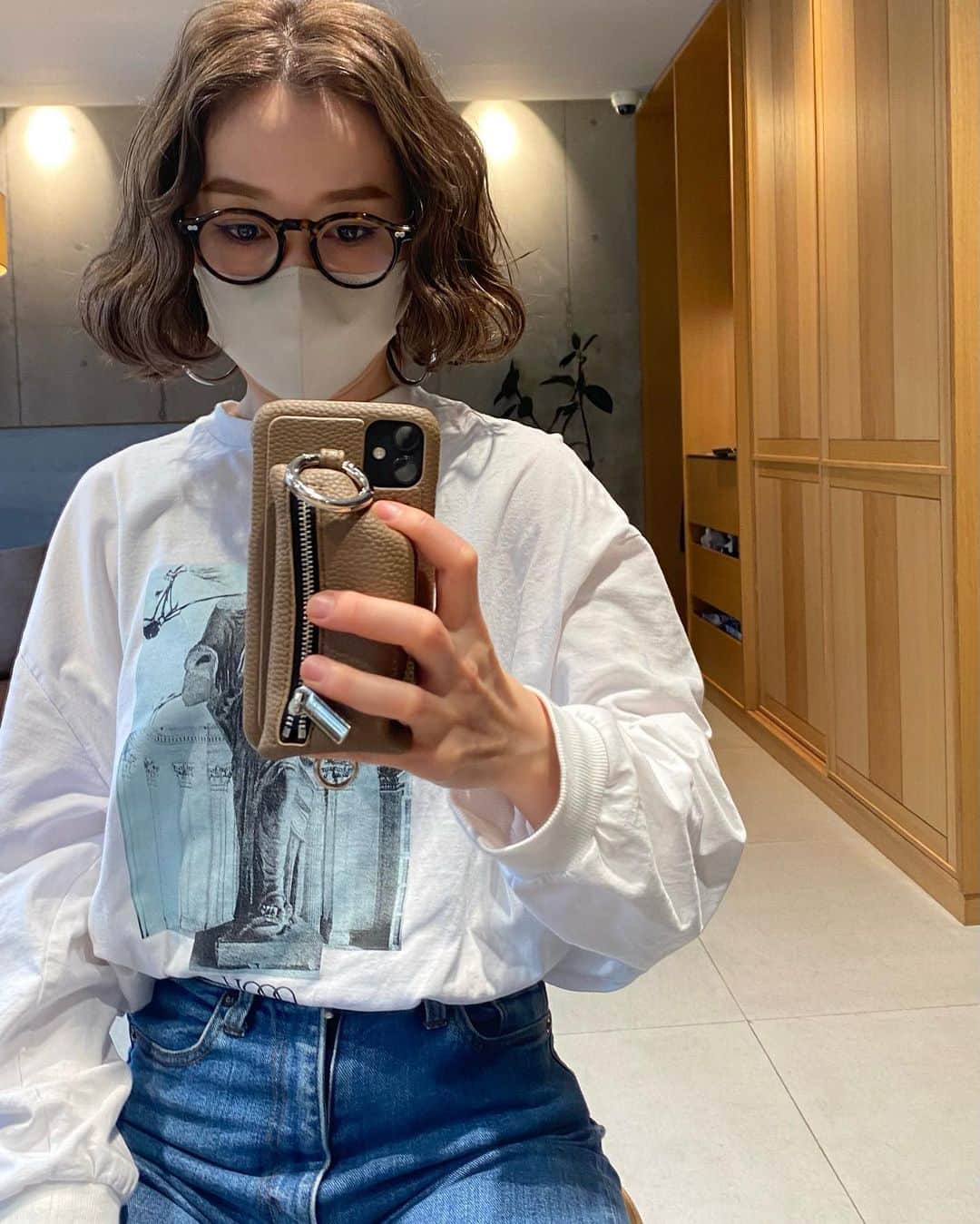 土田瑠美のインスタグラム：「鎖骨下まで伸びていた髪を久々にボブにセルフカット。  ロングまでまた伸ばすつもりが 雑誌オトナミューズに載っていた 安達祐実さんのミニボブが素敵すぎて思わず切ってしまった。笑  Oh,sherry のTシャツもお気に入り。」