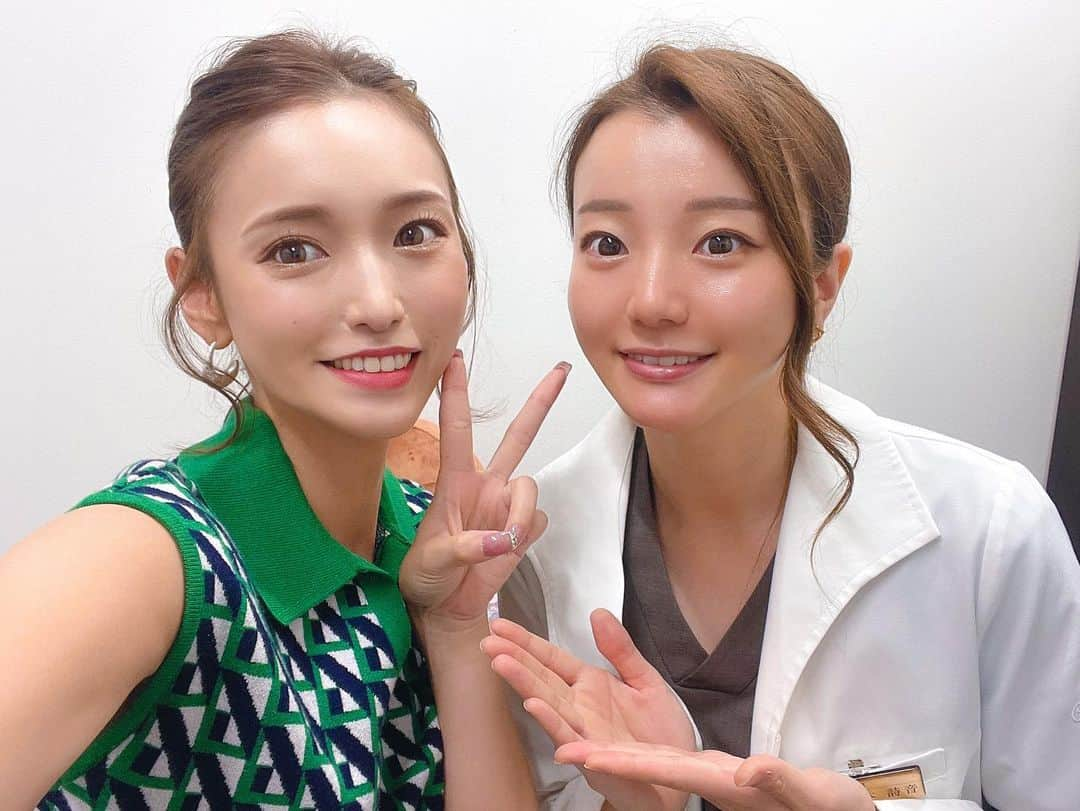 引地裕美さんのインスタグラム写真 - (引地裕美Instagram)「🧖🏻‍♀️💉❤️‍🩹  湘南美容クリニック 新宿南口院の院長 詩音先生 @sbc_shion.h のところへ👩‍🏫💕  今回はアンチエイジングの相談💭  先生に気になるところを話して選んだよ☺️🫧  眉間に力を入れてしまうのでボトックスとたるみ予防にシークレットリフトをしてもらったよ❤️‍🩹  私は見た目が変わるのが嫌で ダウンタイムがあるのも嫌だと伝えて （わがまま😈）  頬を元の位置に戻してもらって腫れもほぼ無かった😳👏  小顔&引き締めたるみ予防になるから、 早めにはじめた方が良い治療なんだって💡  詩音先生の得意な治療で上手だから それぞれのお悩みに合わせて調整してくれるよ🫶🏻  先生によって仕上がりとかは全然違うみたいだから 腫れも最小限でやってくれる詩音先生に任せれば安心😮‍💨✊💗  私の美容のメンテナンスはいつも詩音先生にお任せです🫶🏻  #湘南美容クリニック #橋本詩音  #詩音先生 👩‍🏫 #若返り #シークレットリフト #糸リフト #花嫁美容」9月14日 12時52分 - yuumihikichi