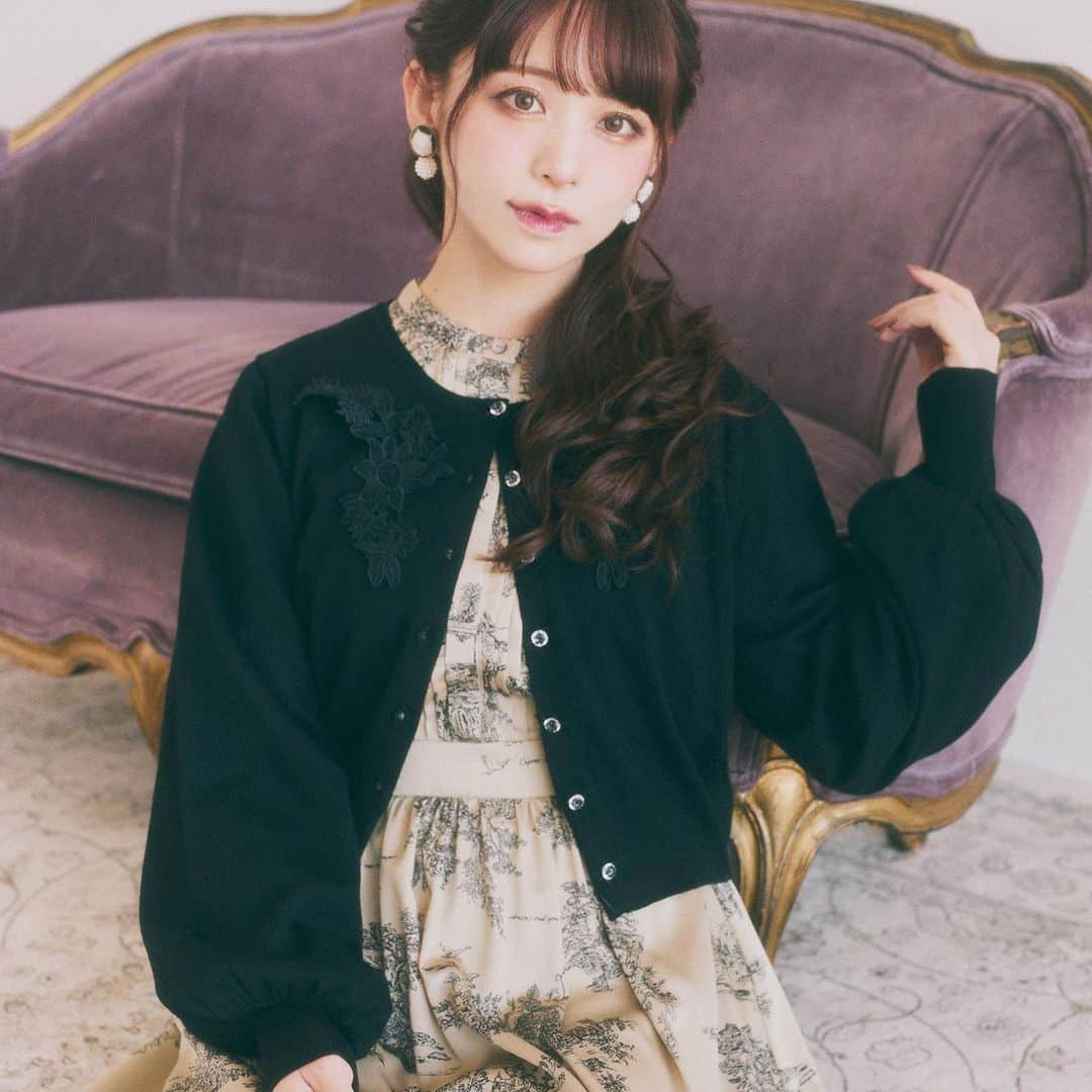 深澤翠さんのインスタグラム写真 - (深澤翠Instagram)「Midori Fukasawa × Stripe Club ♦︎♦︎♦︎Special Collaboration♦︎♦︎♦︎  ♦︎ORIENTAL NOTE dress ♦︎TOILE DE JOUY dress ♦︎EMBRACE cardigan  こだわりのコラボお洋服が 発表されました♡♡♡  お出かけ、パーティー 帰省や観劇などなど  ロリィタ以外の普段着に お困りでは無いですか？？  @stripe_club さんとのコラボレーションということで 綺麗な綺麗なラインのお洋服になりました♡  9/16(金)20:00より 発売開始です  9/16(金)18:30より インスタライブ📱  #stripeclub  #深澤翠」9月14日 13時15分 - midorifukasawa