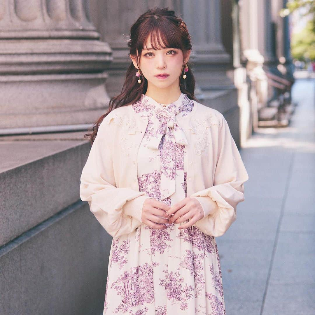 深澤翠さんのインスタグラム写真 - (深澤翠Instagram)「Midori Fukasawa × Stripe Club ♦︎♦︎♦︎Special Collaboration♦︎♦︎♦︎  ♦︎ORIENTAL NOTE dress ♦︎TOILE DE JOUY dress ♦︎EMBRACE cardigan  こだわりのコラボお洋服が 発表されました♡♡♡  お出かけ、パーティー 帰省や観劇などなど  ロリィタ以外の普段着に お困りでは無いですか？？  @stripe_club さんとのコラボレーションということで 綺麗な綺麗なラインのお洋服になりました♡  9/16(金)20:00より 発売開始です  9/16(金)18:30より インスタライブ📱  #stripeclub  #深澤翠」9月14日 13時15分 - midorifukasawa