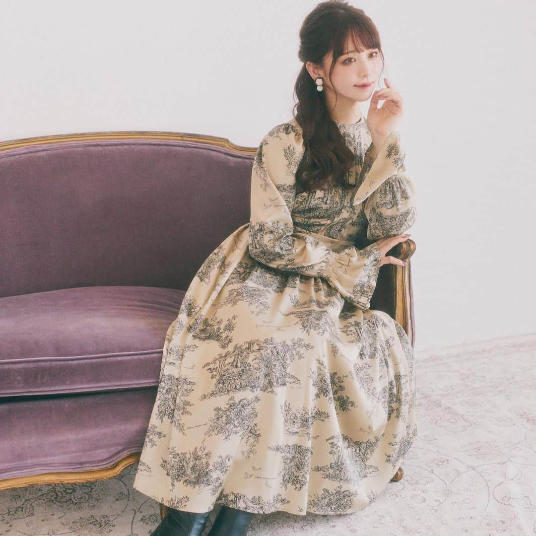 深澤翠さんのインスタグラム写真 - (深澤翠Instagram)「Midori Fukasawa × Stripe Club ♦︎♦︎♦︎Special Collaboration♦︎♦︎♦︎  ♦︎ORIENTAL NOTE dress ♦︎TOILE DE JOUY dress ♦︎EMBRACE cardigan  こだわりのコラボお洋服が 発表されました♡♡♡  お出かけ、パーティー 帰省や観劇などなど  ロリィタ以外の普段着に お困りでは無いですか？？  @stripe_club さんとのコラボレーションということで 綺麗な綺麗なラインのお洋服になりました♡  9/16(金)20:00より 発売開始です  9/16(金)18:30より インスタライブ📱  #stripeclub  #深澤翠」9月14日 13時15分 - midorifukasawa