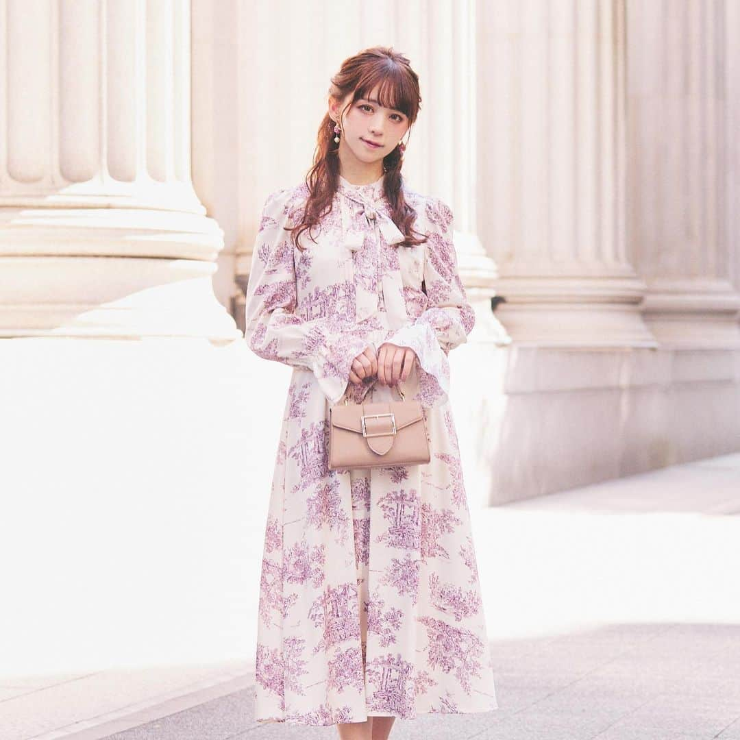 深澤翠さんのインスタグラム写真 - (深澤翠Instagram)「Midori Fukasawa × Stripe Club ♦︎♦︎♦︎Special Collaboration♦︎♦︎♦︎  ♦︎ORIENTAL NOTE dress ♦︎TOILE DE JOUY dress ♦︎EMBRACE cardigan  こだわりのコラボお洋服が 発表されました♡♡♡  お出かけ、パーティー 帰省や観劇などなど  ロリィタ以外の普段着に お困りでは無いですか？？  @stripe_club さんとのコラボレーションということで 綺麗な綺麗なラインのお洋服になりました♡  9/16(金)20:00より 発売開始です  9/16(金)18:30より インスタライブ📱  #stripeclub  #深澤翠」9月14日 13時15分 - midorifukasawa