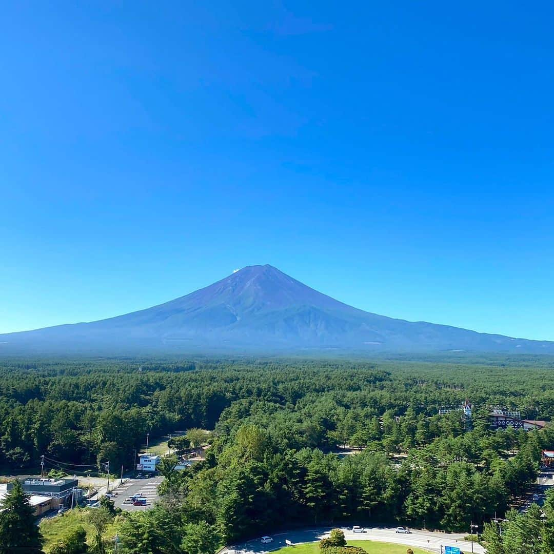 藤井フミヤのインスタグラム：「⁡富士吉田の風景 Scenery of Fujiyoshida 雪のない富士山 Mount Fuji without snow 明け方の遊園地 amusement park at dawn ⁡ #artist #art #artwork #nude #painting #illustration  #fineart #ファインアート #contemporaryart #現代アート #mixedmedia #visualart #design #graphicdesign #artoftheday #artcollection  #fumiyart2022 #藤井フミヤ」