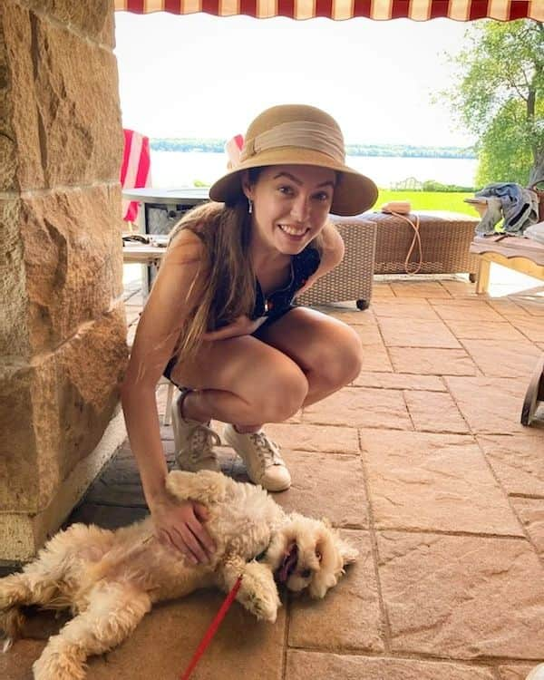 アレーヌ・シャルトランのインスタグラム：「Got to meet Cooper on my last visit home 🐶 Belly rubs are his fave 🥰」