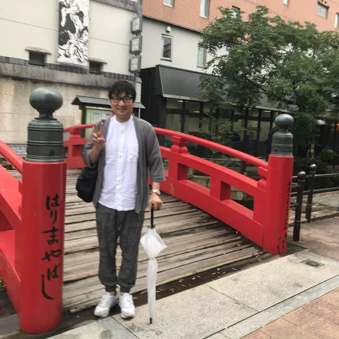 山里亮太さんのインスタグラム写真 - (山里亮太Instagram)「高知140  最初はただの旅行先だった。 初代マネージャーさんが歴史が大好きで 「次の夏休み坂本龍馬先生に会いに行こうや」 と言われたのがきっかけ。 その時はまだ真っ先に武田鉄矢さんが頭に浮かぶくらいの感じだった。  高知龍馬空港につき、空港の扉を出た瞬間に出会う南国の風、旅行のテンションをさらに上げてくれたのを覚えてる。  そこからレンタカーで室戸岬、景色が良いところでおじさん2人で海を見る。 「この景色、中岡慎太郎先生も見てたのかなぁ」 なんて会話をした。  僕はふと気づいた、おじさん2人が立っている真ん中に看板がある事を、その形はハート型で  恋人の岬  みたいなことが書いてあった。  たしかにカップル多いなぁ、最近のカップルは中岡慎太郎好きなんだぁなんて思ってた。  そこから市内に戻り、ときわというお店に行った。 赤ら顔の大将が作る料理がどれもめちゃくちゃ美味しかった、高知での酒の飲み方も大将は教えてくれた。  変わった盃を見せて、高知流の酒を教えてもらった。  そこから、ひろめ市場に行った。  そこでも高知の酒の飲み方を教えてもらった。  献杯と返杯  献杯といってつがれた酒を一気に飲み干し、そこに並々の酒を入れ返杯として返す、それを向こうは飲み干す。  僕に気づいてくれたひろめ市場で飲んでた方々が献杯に来てくれた、それはいつのまにか列になっていた、向こうは一対一、僕は…  列はかなり長くなり、列の中盤から後半の人がまだか？と列から顔をはみ出してみてくる、一斉にはみ出して覗き込む感じがEXILEのあれみたいだった。  皆さんと酒を交わしベロベロになり、そのまま屋台で餃子、正直食べたか分かってない。 でも、動画に残ってたんで食べたんだろう。  楽しかった。  翌日、朝早く、ひろめ市場で昨日見た美味しそうなあっさりスープを飲みにきた。 もう泥酔してる人がいて、また高知が好きになった。  四万十川に行った。 川に入って空を見たらとんでもなく幸せな気持ちになった。 それをつぶやいたらTwitterに川の汚染で工場と裁判してる人たちの写真を添付したものが送られてきた。 素敵なセンスの方にフォローされてる！と誇らしくなった。  四万十川から帰り、また夜の高知へ。 2日目にしておかえり！感を出してくれる高知。 そして、また溺れた。  初回でこれは好きになるでしょ。  高知から色々教えてもらった。  何度でもこの街に来たいと思った。  そして、何度も高知に行った！ 10回以上いってる！  よさこいにも出会えた、高知という街が大好きで、その気持ちを最高に表現したいと生まれたよさこい、その音と風はより高知沼に僕をハマらせた。  友達もたくさんできた。 おかえりと言ってくれる人が本当にたくさんいる。  だから、高知でライブをやらせてもらえるようになったのは本当に嬉しい！  またおかえりをもらいに今週末帰ります！  こんなに大好きなものを人生に加えてもらえたのが本当に嬉しい！  この御恩を返せるかわかりませんが、今持ってる僕の全てを出したいと思います！ 高知の皆様、どうか受け入れてやってください！  では、今週末お会いしましょう！  『山里亮太の140』高知公演 ～ただいまを言いたくて。秋～  9月17日（土）16:00開演 高知県立県民文化ホール・オレンジーホール  只今🎫発売中！ ▫️ぴあ →t.pia.jp/pia/ticketInfo… ▫️ローチケ →l-tike.com/order/?gLcode=…  #山里亮太の140高知 #高知 #高知家」9月14日 13時36分 - ryotayamasato