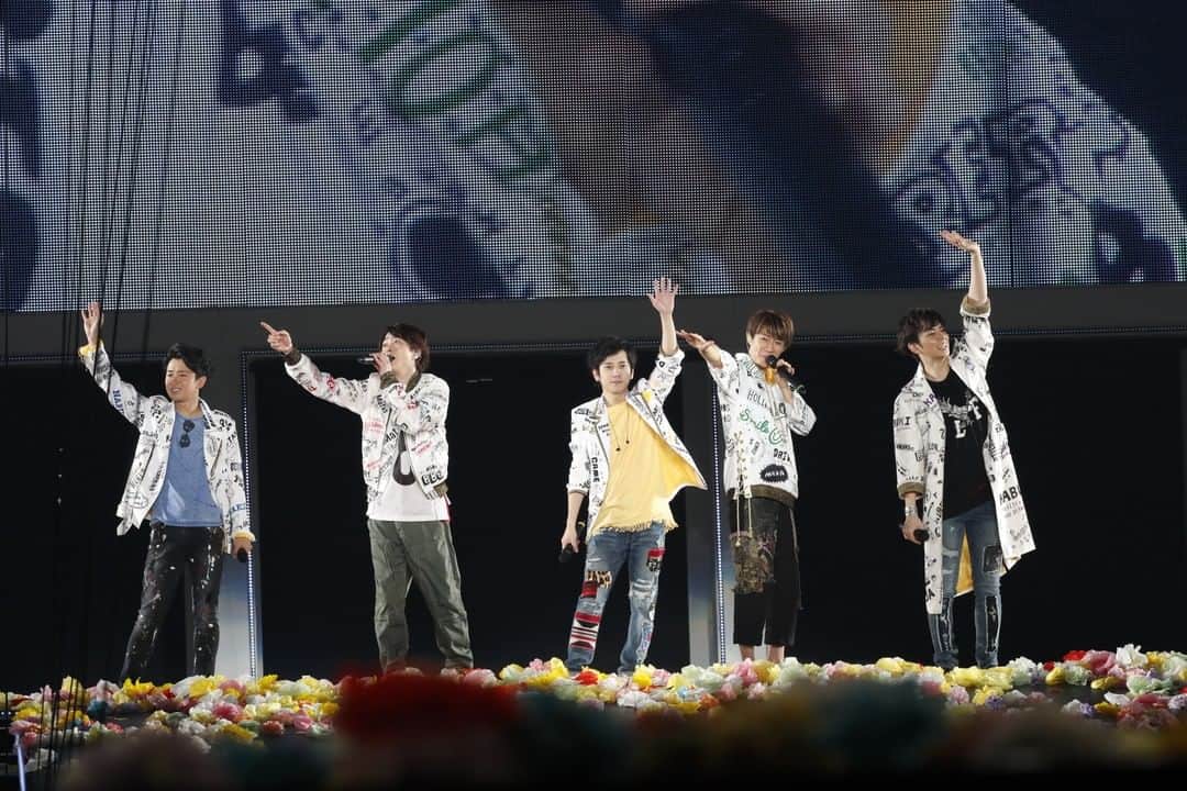 嵐（ARASHI）さんのインスタグラム写真 - (嵐（ARASHI）Instagram)「⁡ 「ARASHI Anniversary Tour 5×20 FILM “Record of Memories”」 4K ULTRA HD Blu-ray ＆Blu-rayの発売まであと1日🕺 ✨ ⁡ 発売を記念して2016年〜2017年の嵐LIVE 『ARASHI LIVE TOUR 2016-2017 Are You Happy?』 を #スローバック！ ⁡ 1days to go until the release of 「ARASHI Anniversary Tour 5×20 FILM “Record of Memories”」  4K ULTRA HD Blu-ray＆Blu-ray✨ ⁡ Let’s throw back #スローバック ARASHI’s LIVE 『ARASHI LIVE TOUR 2016-2017 Are You Happy?』  in 2016/2017 to commemorate the release! ⁡ #嵐 #ARASHI #RecordofMemories」9月14日 14時00分 - arashi_5_official