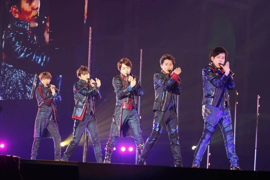 嵐（ARASHI）さんのインスタグラム写真 - (嵐（ARASHI）Instagram)「⁡ 「ARASHI Anniversary Tour 5×20 FILM “Record of Memories”」 4K ULTRA HD Blu-ray ＆Blu-rayの発売まであと1日🕺 ✨ ⁡ 発売を記念して2016年〜2017年の嵐LIVE 『ARASHI LIVE TOUR 2016-2017 Are You Happy?』 を #スローバック！ ⁡ 1days to go until the release of 「ARASHI Anniversary Tour 5×20 FILM “Record of Memories”」  4K ULTRA HD Blu-ray＆Blu-ray✨ ⁡ Let’s throw back #スローバック ARASHI’s LIVE 『ARASHI LIVE TOUR 2016-2017 Are You Happy?』  in 2016/2017 to commemorate the release! ⁡ #嵐 #ARASHI #RecordofMemories」9月14日 14時00分 - arashi_5_official