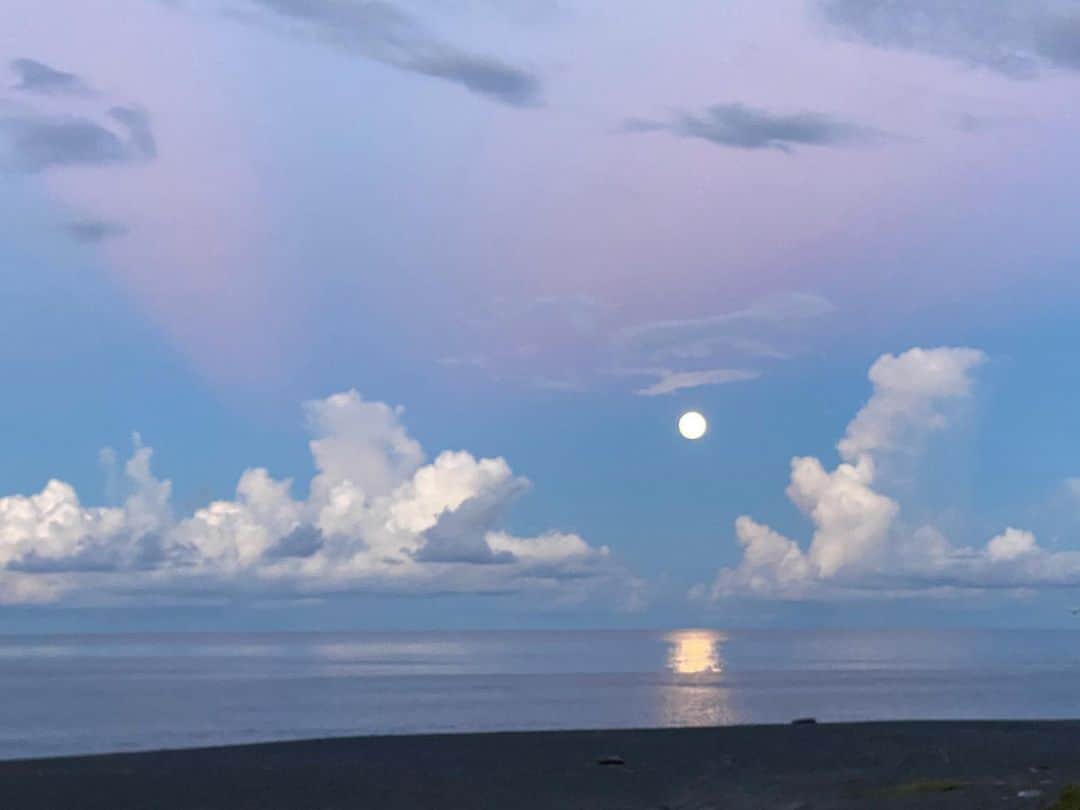 ジャスパー・リューのインスタグラム：「月光海 還是日光呢 大自然總是能讓自己放鬆下來。蟲鳴的聲音 真是最好聽的音樂了」