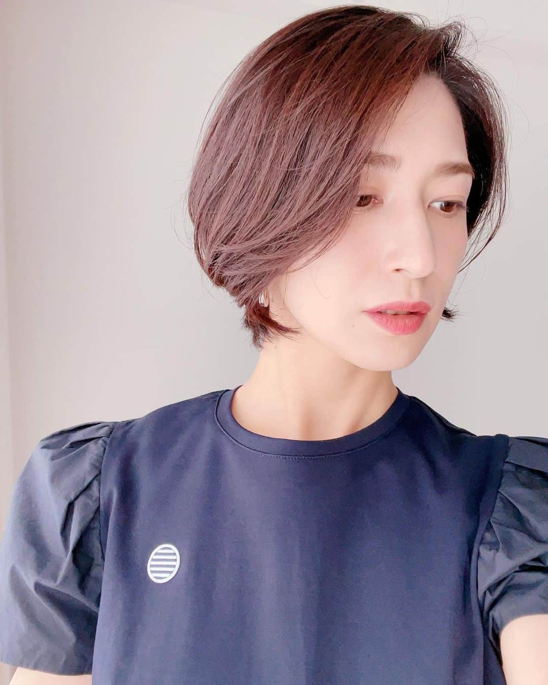 藤真美穂のインスタグラム：「* 新しいコスメでメイク♡ ずっとオレンジ推しでしたが 最近は赤が気になります〜💄 ・ それにしても 髪伸びるの早いなぁ。 ・ ・ ・ #メイクへの情熱  #まだまだ続く予感 #メイク動画で勉強中」