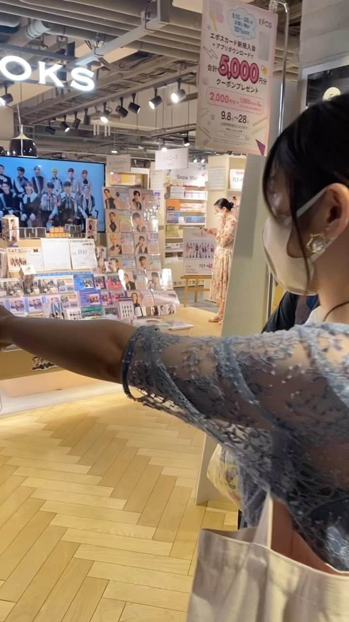 村山彩希のインスタグラム：「. HMV&BOOK SHIBUYAさんで　 写真集コーナーを見つけた時の動画です❤️  一時、店頭での写真集が完売していたようで.. 皆さんご購入ありがとうございます！ ぜひチェックしてくださいね✨  #村山彩希1st写真集普通が好き  #ゆいりー  #村山彩希  #akb48  #ふつりーが好き」