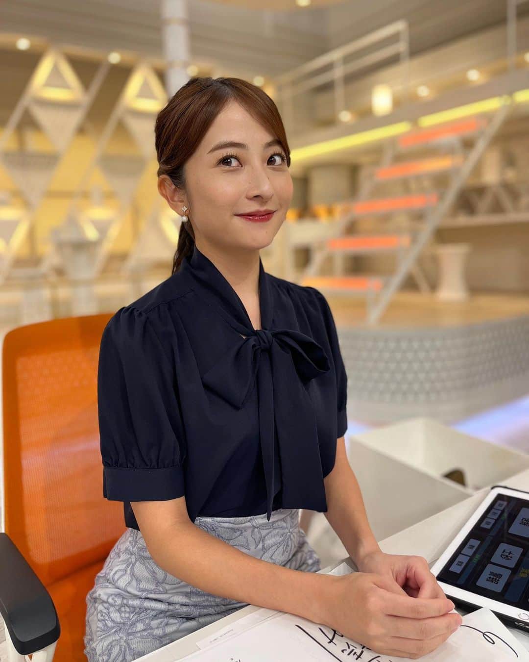 日比麻音子のインスタグラム：「水曜日はお昼のニュースを担当しています。 本番が終わるとホッと力が抜けます。  夜はラジオ、 6時に会いましょう〜📻  #TBS #JNNニュース #utamaru #アフター6ジャンクション」