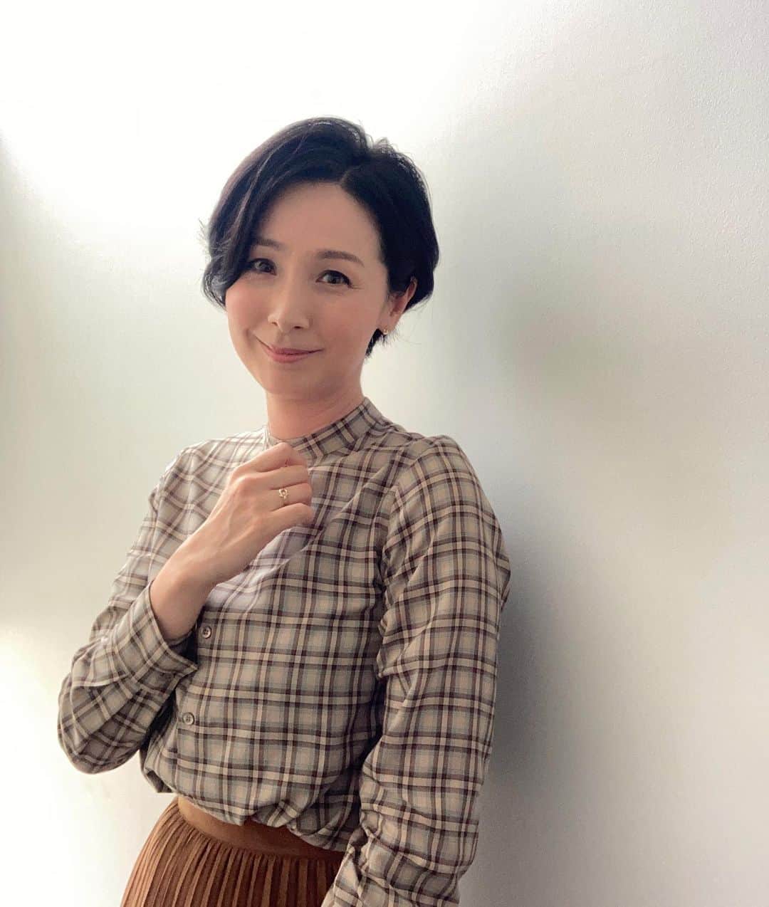 のインスタグラム：「ANN午後ニュース着用衣装  9/14 ブラウス・スカート @newyorker.since1964  ピアス・リング @starjewelry_press   9/13 ブラウス・スカート @newyorker.since1964  ピアス・リング @starjewelry_press   写真1枚目の撮影中、 いつものごとく社内の秘密？の階段で自撮りをしていたら（秘密というより、滅多に人が通らない） 旧知の方とばったり。短い時間で近況報告。こういうやり取りが沁みるのです。  #テレビ朝日 #アナウンサー #アナウンサー衣装 #ootd #40代コーデ #40代ファッション #50代ファッション #大人コーデ #大人ファッション #野村真季」