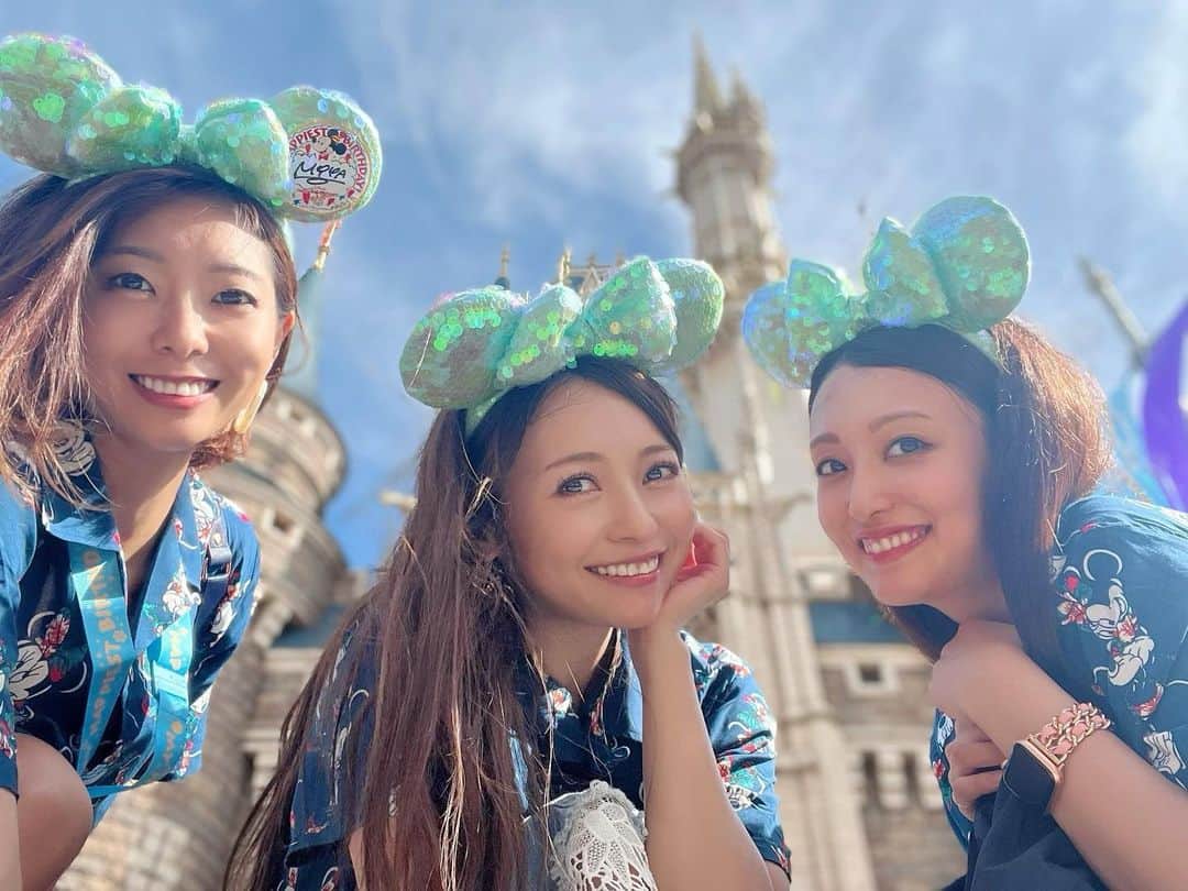 黒澤ゆりかのインスタグラム：「問題の答えです！  正解は①番のとある敵を倒したでした！！！  そして、 そのとある敵のというのは  “ナメクジ” でした！😂笑  ちょうど1週間くらい前から謎にナメクジが大量発生していしまっていたらしくキャストの皆様も苦手だったりで困っていたとのこと！  雨の日はカタツムリ🐌を見つけるのが好きな黒澤です。  ナメクジはカタツムリの仲間みたいなもんです💠  発生してベンチの方まで出てきてしまうのを紙ですくいながら植木へ！！笑  しかもその周りに多めのアルコールを散布しておいたら出てこないということも発覚！  お姉さんヒーローありがとうということで、特別に頂いたシールでした！！👏😂  なかなかないイレギュラーな場面でしたが、探してる時もみんなで力を合わせてる感じが楽しかったし、最後に頂いたシールもとっても嬉しかったです！😆  っていうなかなか珍しいお話でした！笑🤣  問題に参加してくださった皆様ありがとうございました！！☺️🙏💓」