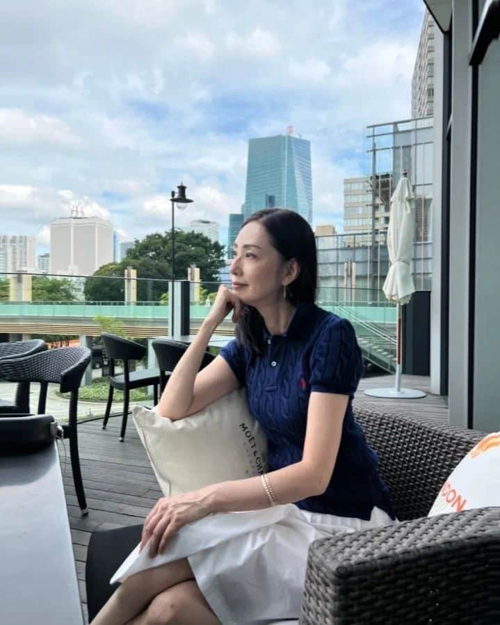 田村翔子のインスタグラム：「娘とランチ。 いつも決まってテラス席のあるお店でインスタ用の写真を撮らされますw わたしも撮ってもらいました😊  #テラス席#六本木ランチ #田村翔子#ライフスタイル#夏コーデ#大人カジュアルコーデ #親子ランチ#summerfashion #summeroutfit #tokyolife」