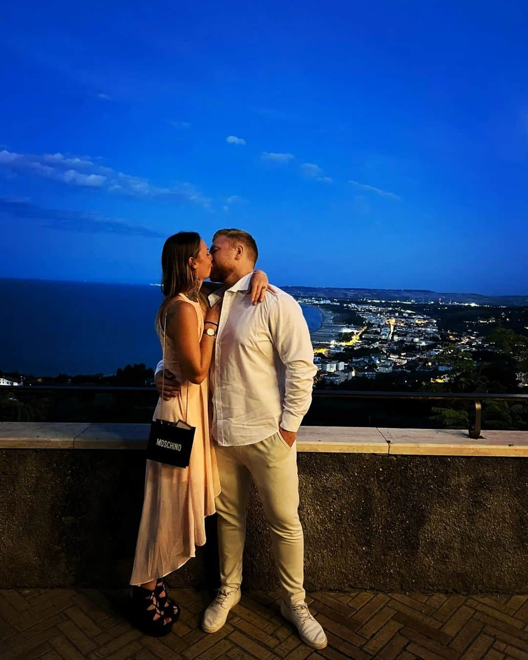 ヴィクトリヤ・シニツィナのインスタグラム：「#adventuretime #couplegoals #italytravel #moonlight #lovestory #perfection #travelphotography #goodvibes #meandmyboy #kisses #gorgeous」