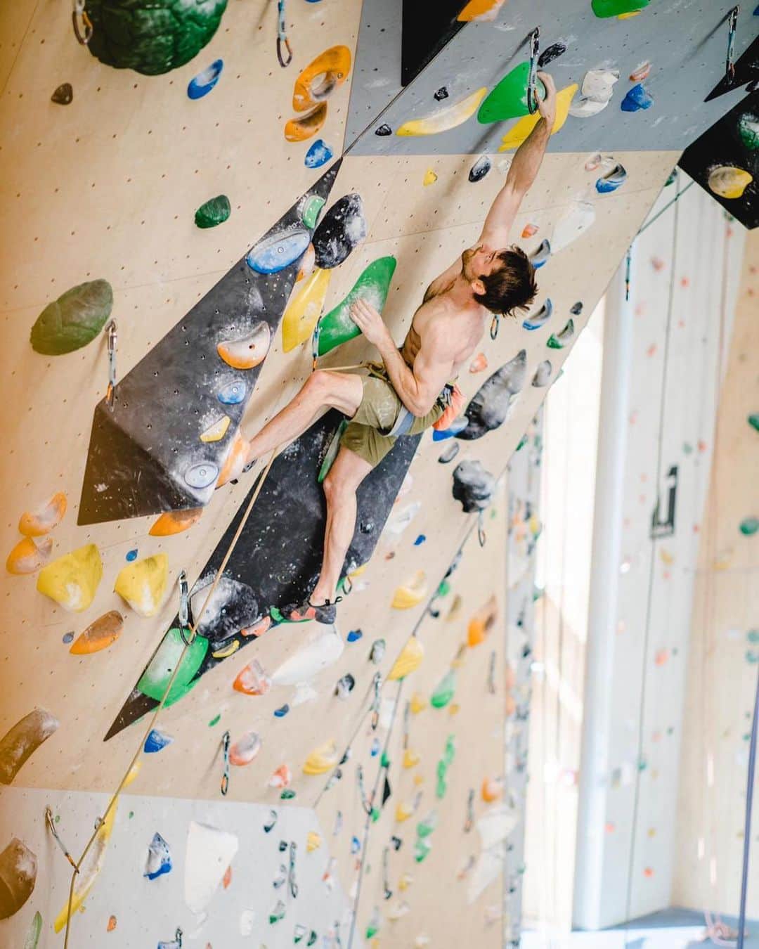 ヤン・ホイヤーのインスタグラム：「Competing in Slovenia made me realize how much I missed competitions this year! My goal remains to come back next season but I might be tempted to do lead nationals in a couple weeks 😏 @madrockclimbing  … 📸 @carolineprang_」