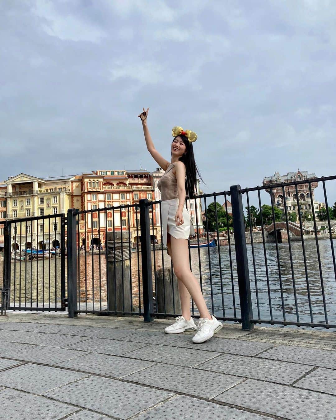 のインスタグラム：「Tokyo Disney Sea 🤍 はじめてのソアリン 最高に綺麗だった🥺  全身Sheinコーデ👗 最近白ベージュ系がすき♡ カチューシャは美女と野獣🥀  #tokyodisneysea #disneysea #ソアリン #ミラコスタ #ディズニーシー #ディズニーコーデ #sheinコーデ #夏コーデ #fashion #ファッション #韓国ファッション #ベージュコーデ」