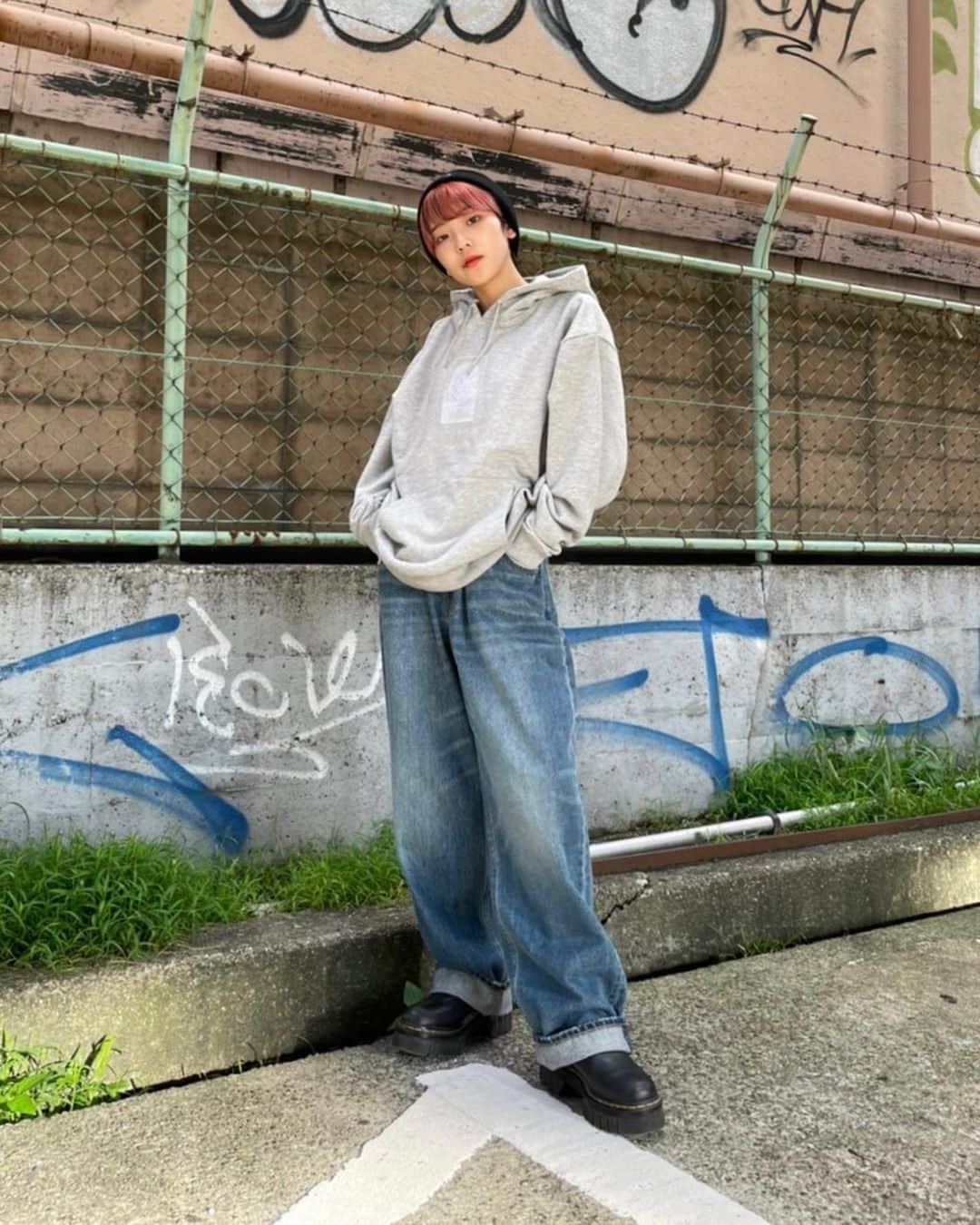 XGIRL_ootdのインスタグラム：「#xgirl_ootd  @mizunny 157cm 　 X-girl OSAKA STAFF 　 ------------------------------------ ▪️SATIN PATCH SWEAT HOODIE ￥13,200(税込) ▪️WIDE TAPERED PANTS ￥13,200(税込) ▪️BOX LOGO KNIT CAP ¥4,400(税込) ------------------------------------ 　 #xgirl #xgirljp #xgirlus #エックスガール #ストリートコーデ #秋コーデ  #パーカー #パーカーコーデ #パーカー女子 #オーバーサイズ #メンズライク #メンズライクコーデ #デニム #デニムコーデ #y2k #y2kファッション #y2kstyle」
