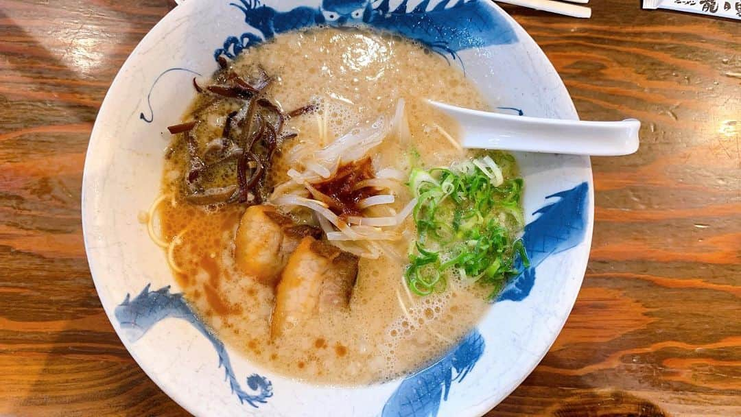 井上貴美のインスタグラム：「🍜🍰 食べたい！と思ったら、どこへでも〜🚶‍♀️  カレーを食べにインドに行きたい🇮🇳  #とんこつ #細麺 #ハリガネ派 #ソロ飯」