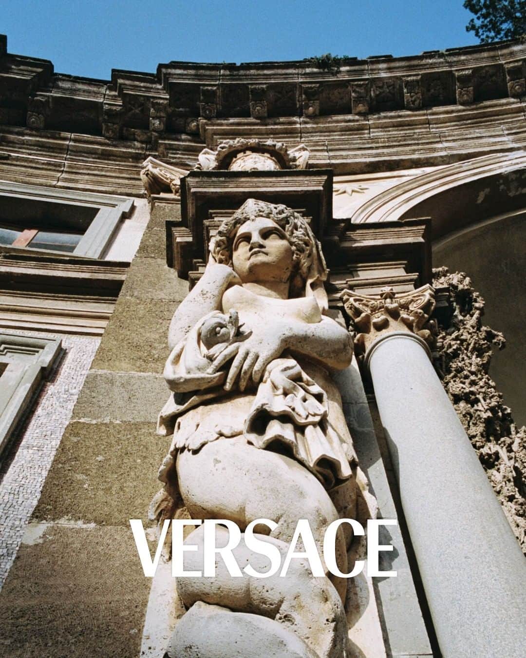 ジャンニヴェルサーチのインスタグラム：「Sensuality, Tranquility, Versace,  A 17th-century palazzo outside Rome is the backdrop to the Fall-Winter 2022 campaign, it's sculptures of gods and colossals, and ornate stucco flourishes, serving as both inspiration and juxtaposition to the new season collection's proposition of modern opulence and subversive rebellion.  The #VersaceFW22 collection and campaign, now at Versace.com via the link in bio.」