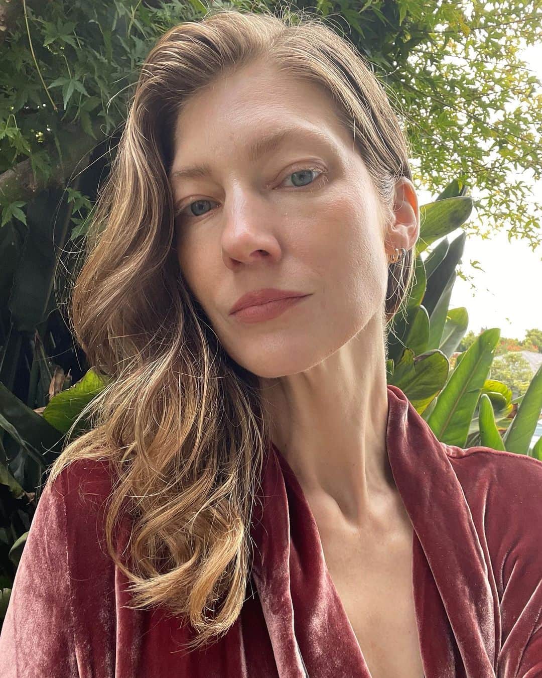 マンディクーンのインスタグラム：「Report: Area Woman enters her velvet smoking jacket era, extensively documents it.  #thisis46🎉」