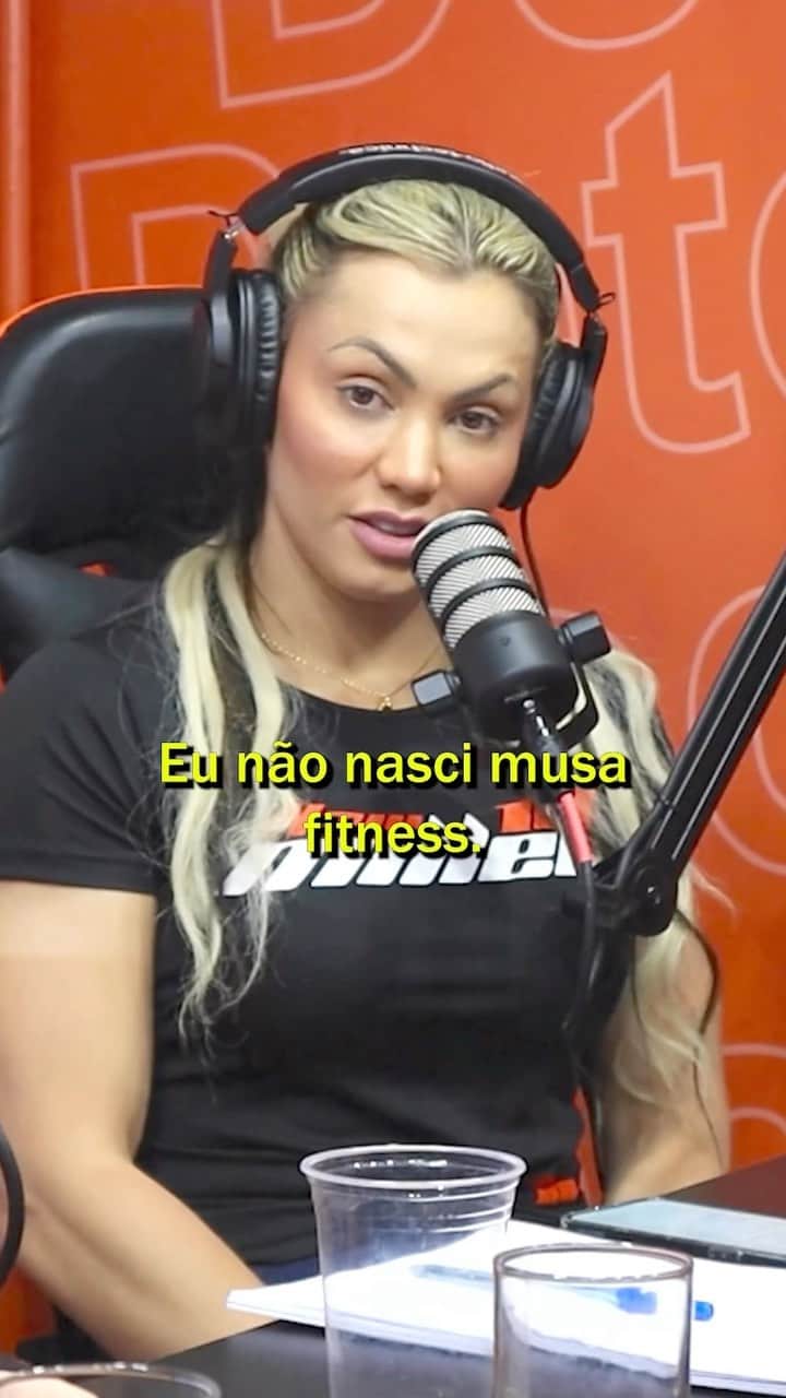 のインスタグラム：「EU FIZ MINHAS ESCOLHAS… pense bem nas suas. Já passei MUITO aperto nessa vida, muito preconceito, muitos desafios… mas eu sempre soube onde queria chegar. Acredite, seja SURDA E CEGA nesse caminho. Não dê ouvidos aqueles que desmerecem vc… pq quando vc chegar no topo e vc VAI chegar, esses mesmo baterão palmas de pé pelo seu sucesso. Não se limite ao limite do próximo. Vc é muito mais que isso. A escolha é sua. Boa sorte!  . MEU PODCAST @decaracomabrabapodcast_oficial」