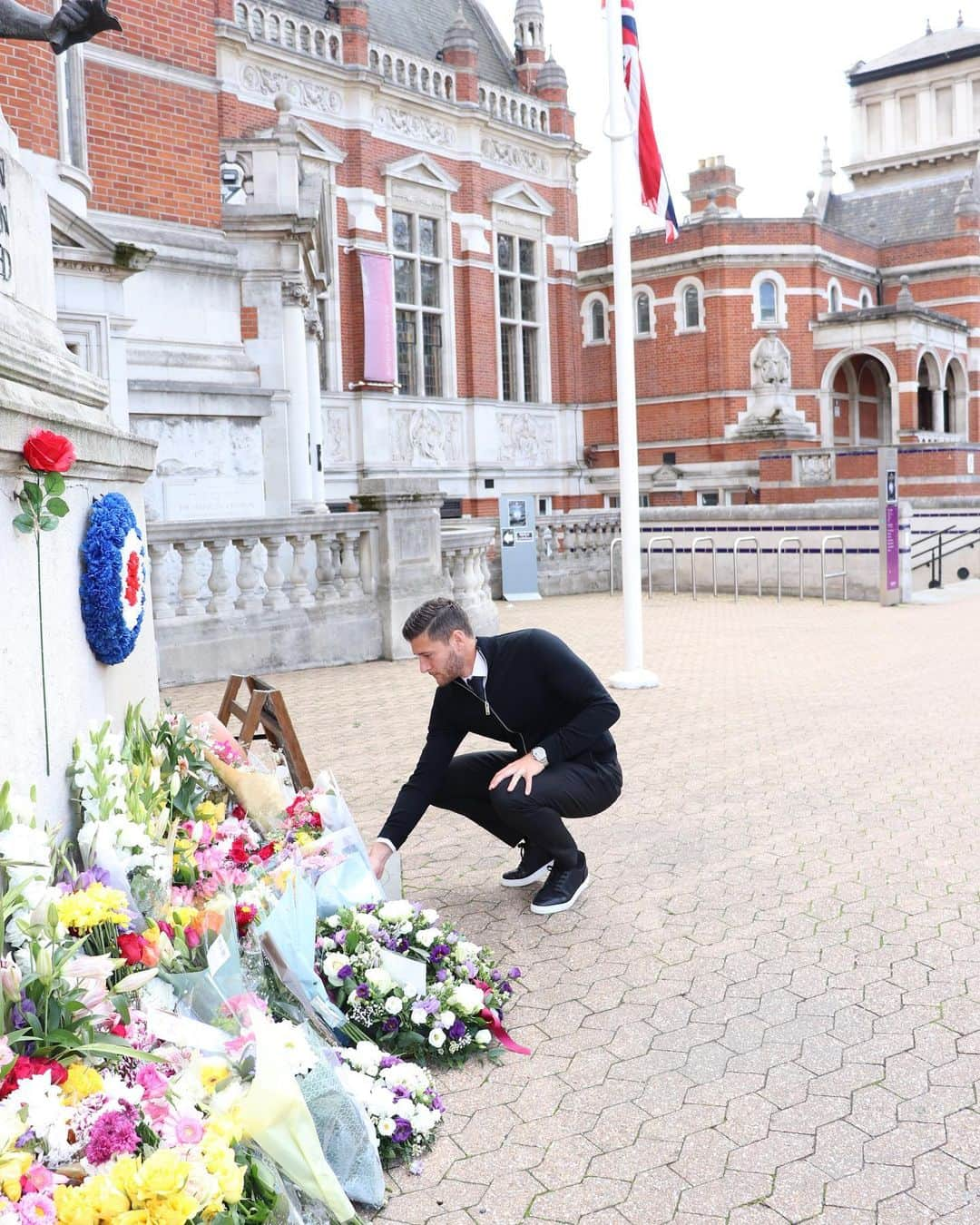 ジョエル・ワードさんのインスタグラム写真 - (ジョエル・ワードInstagram)「A true honour to be able to pay my respects to HM Queen Elizabeth II on behalf of everyone at @cpfc A defender of the faith and someone who gave so many generations the hope and belief of something better, a leader who served others with loyalty, kindness and integrity. Rest in Peace Ma’am」9月15日 3時27分 - joelward2