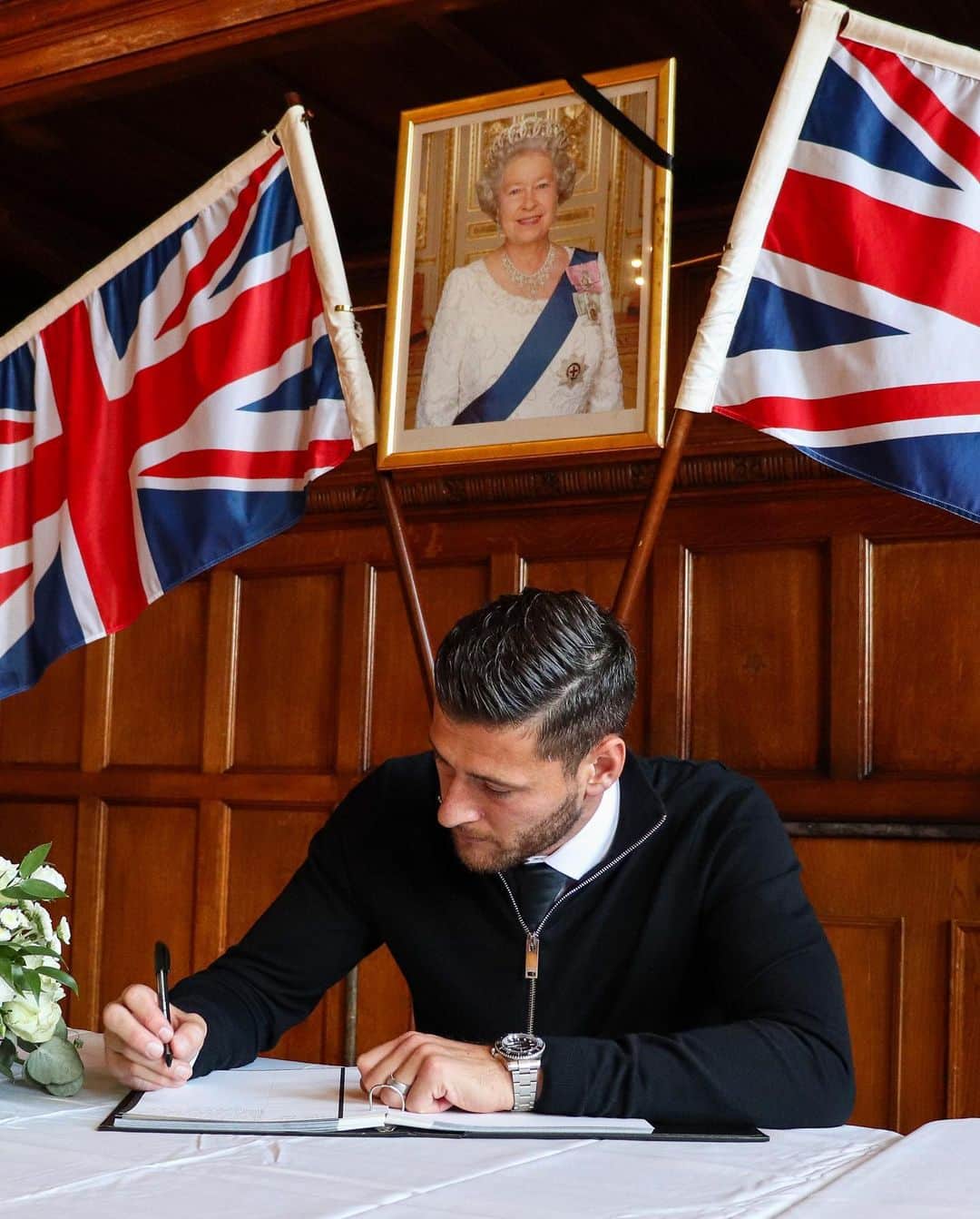 ジョエル・ワードのインスタグラム：「A true honour to be able to pay my respects to HM Queen Elizabeth II on behalf of everyone at @cpfc A defender of the faith and someone who gave so many generations the hope and belief of something better, a leader who served others with loyalty, kindness and integrity. Rest in Peace Ma’am」