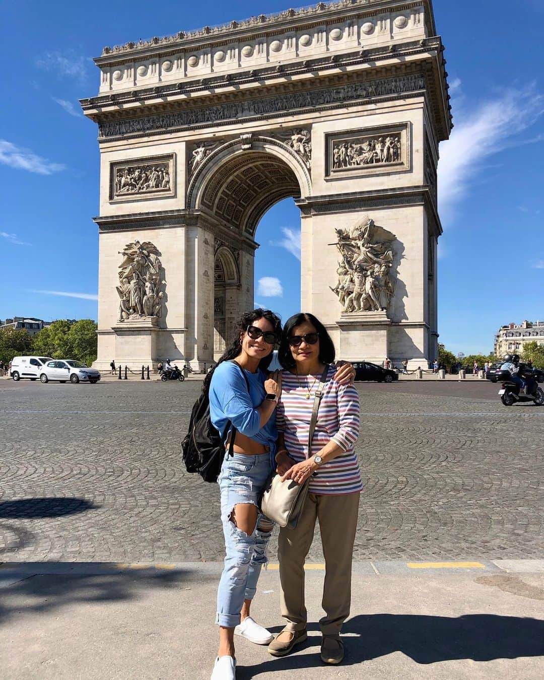 マリッサ・キングのインスタグラム：「Paris with my amazing mother 💙🤍❤️ Memories for a lifetime. • • • #motherdaughtertrip #wheninparis #france #arcdutriomphe  #eiffeltower #winetour #happiness #live #love #life #family #memories #parisianstyle #parisvibes #favcity #siteseeing」