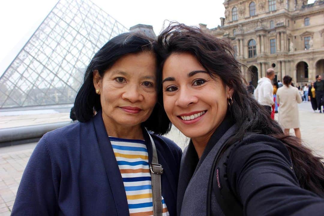 マリッサ・キングのインスタグラム：「Living in America is amazing, but being away from you is so hard! Cherishing my time with you ❤️ • • • #family #mother #daughter #vacation #qualitytime #louvre #paris #sacrecoeurparis #siteseeing #selfiegamestrong」