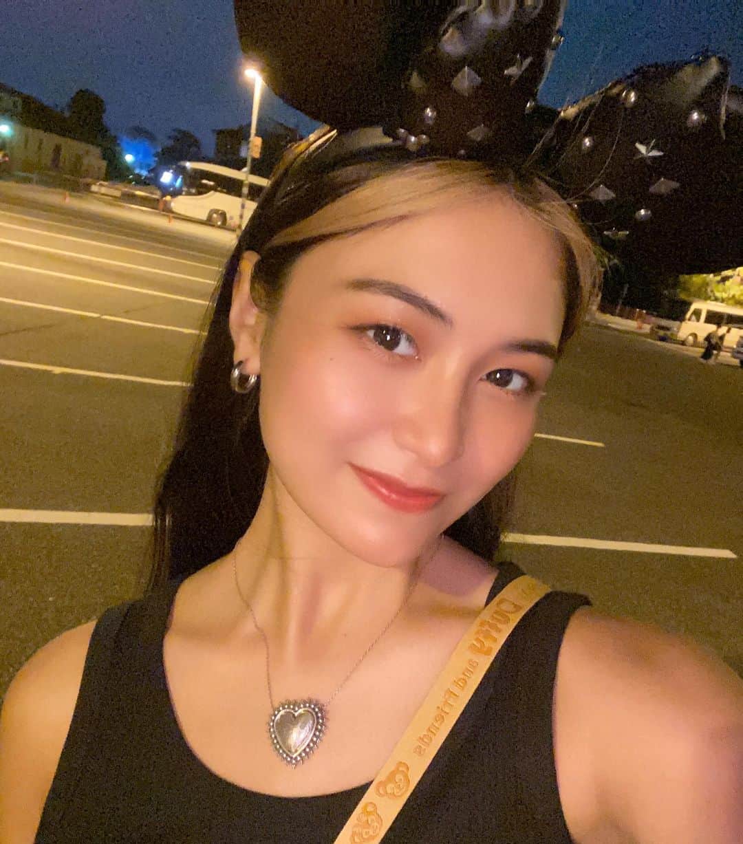 のインスタグラム：「✨🏰🐭💖 アルバムに潜んでた夏ディズニー  帰りまで1人でカチューシャ付けてルンルンだった笑笑  ハートのペンダントはgrandcanyonで購入したものです⛰🇺🇸  #ディズニーシー #ディズニーコーデ  #ディズニーカチューシャ #ディズニーフード  #ディズニー20周年 #マーメイドラグーン」