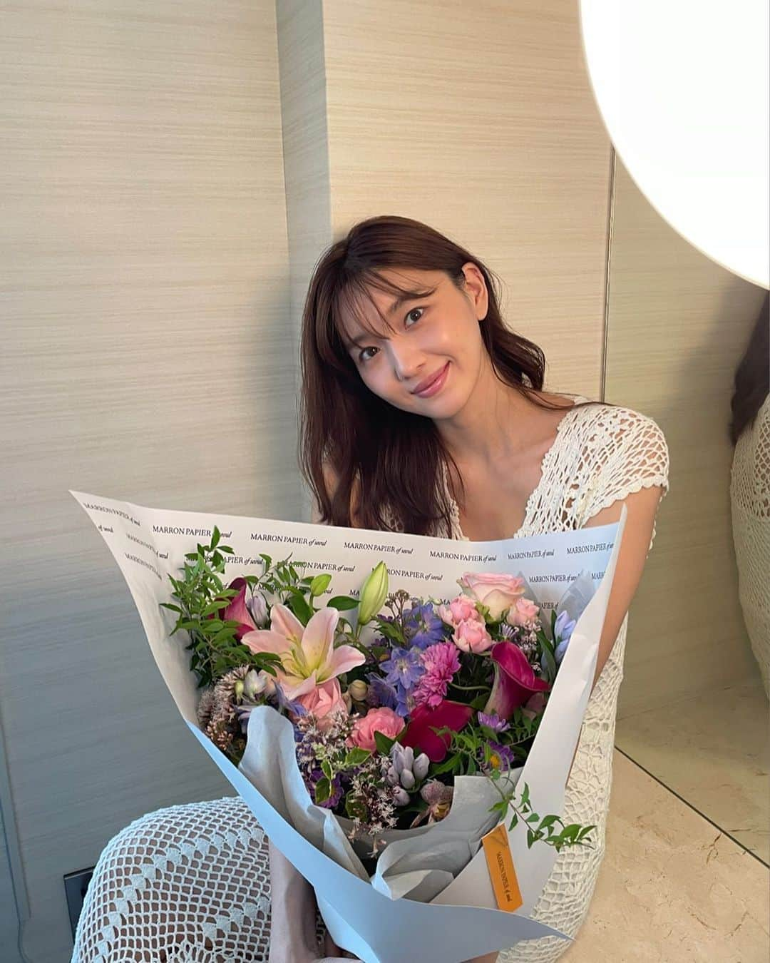 静麻波のインスタグラム：「今日で28歳になりました♡🎉  いつも、応援してくださる皆さん本当にありがとうございます🙂  それからいちばん近くで見守ってくれている家族に感謝します🫶🏻  #28」