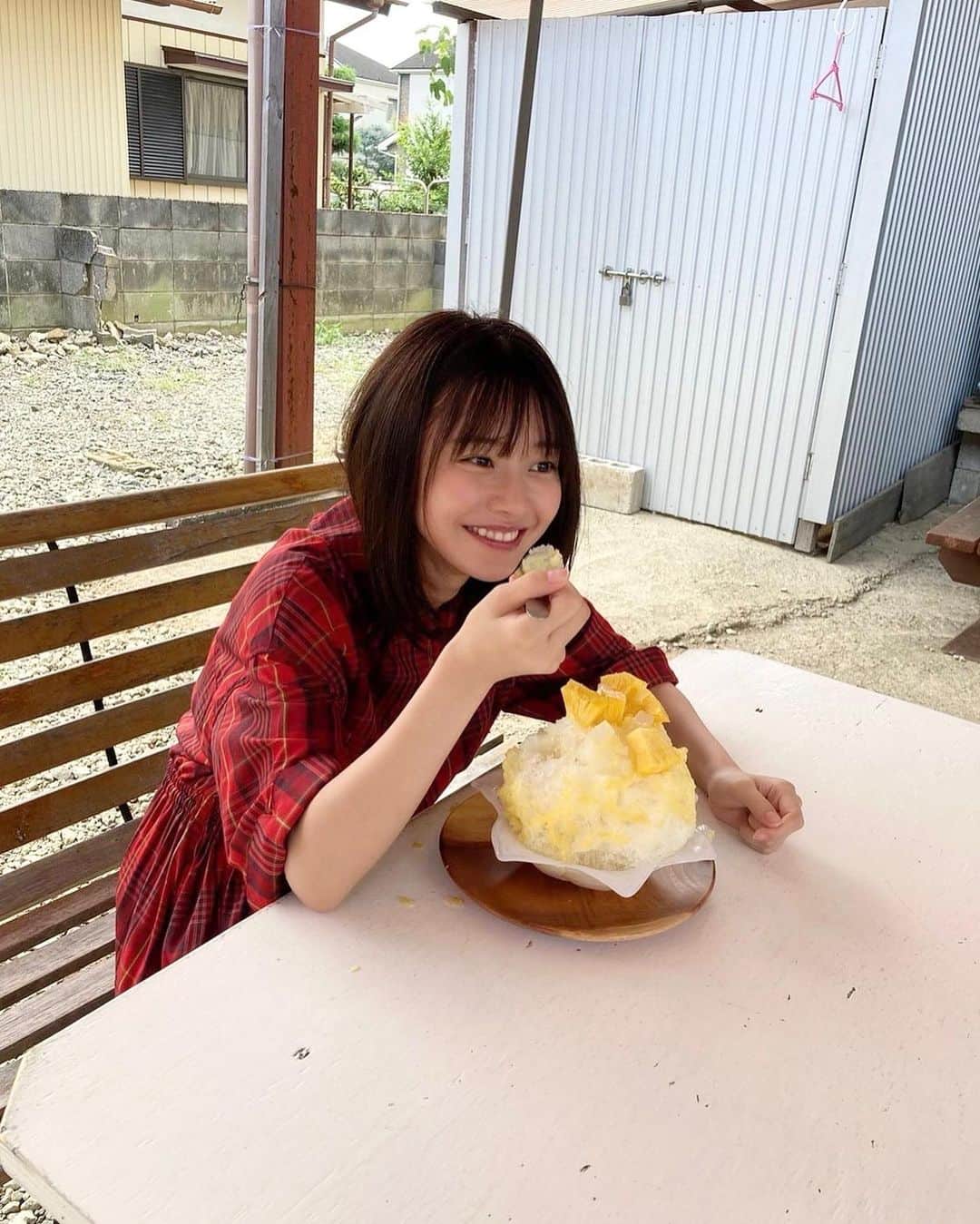 浅倉唯のインスタグラム：「本日発売の『週刊少年サンデー』に登場させていただいております。  おいしいかき氷を食べたりブルーベリーを摘んだりと楽しい撮影でした🍧 ぜひご覧ください！ . . . いつもお世話になっているスタイリストの南さんがオフショット撮ってくれました☺️ @sekiko_minami」