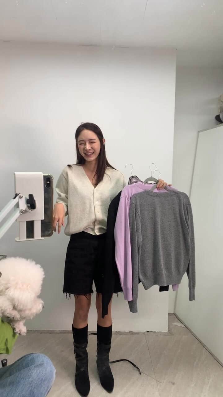 キム・ボラムのインスタグラム：「입어보기 라방찬스가 아닌 전체세일 10%로 변경했어요 !!! 기다려주셔서 진심으로 감사드립니다💙 즐쇼되세요 🥰🤗 40분에 2부 플리마켓이 시작됩니다 🙌🏾」