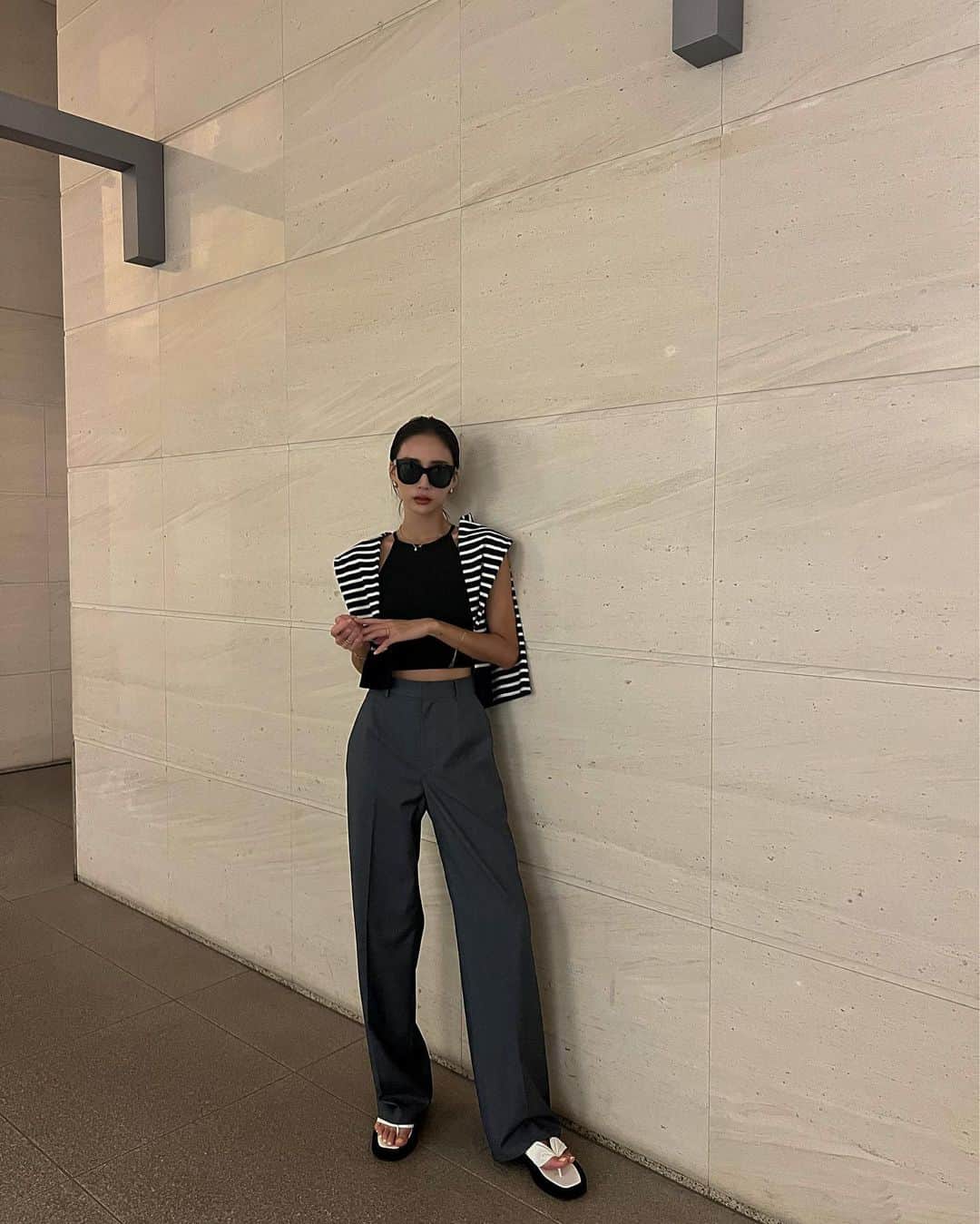 のインスタグラム：「発売中のお洋服でコーデ組みました♡  ▶️Boat neck cotton tops 着用は BORDER/NAVY  ▶️Low waist slacks pants 着用は CHARCOAL  肩掛けにもしても万能な ボートネックコットントップス✨ しっかりとした厚手のコットンなので カジュアルすぎないのもポイント😆 Whiteも透け感無く着用頂けます☝🏽 何でも合わせやすく、冬は重ね着が多くなるので インナーにはもちろん 1枚でもレイヤードにしても💓  .  今年の春から更にアップデートしたボトム👖 前回はハイウエストのみでしたが、 今回は、、 腰上で止まるように作ったので足元の落ち感も楽しみつつ、 ベルトをつけてるとハイウエストパンツとしても 着用できるのでいろんな楽しみ方ができる1枚🫶🏽🥰    ウエストからヒップにかけて 曲線を描くように計算されているので メリハリがしっかり出るようになっています✨  大きすぎず、タイトすぎずなので 足元はサンダルでもスニーカーでもブーツでもok❤️ 足元の落ち感も楽しみながら、 ヒールの時も寸足らずにならずちょうどいい脚長効果も。  前回よりも長さを調節したので 165cmまでの方はS. 165cm以上の方はM. を推奨しています✨ ちなみに私は 168cm 着用はMです！！  この冬めちゃくちゃ履くの決定。😇 #ambient #ambientxkeica #fashion #coordinate #ootd #outfit #room306contemporary #celine」