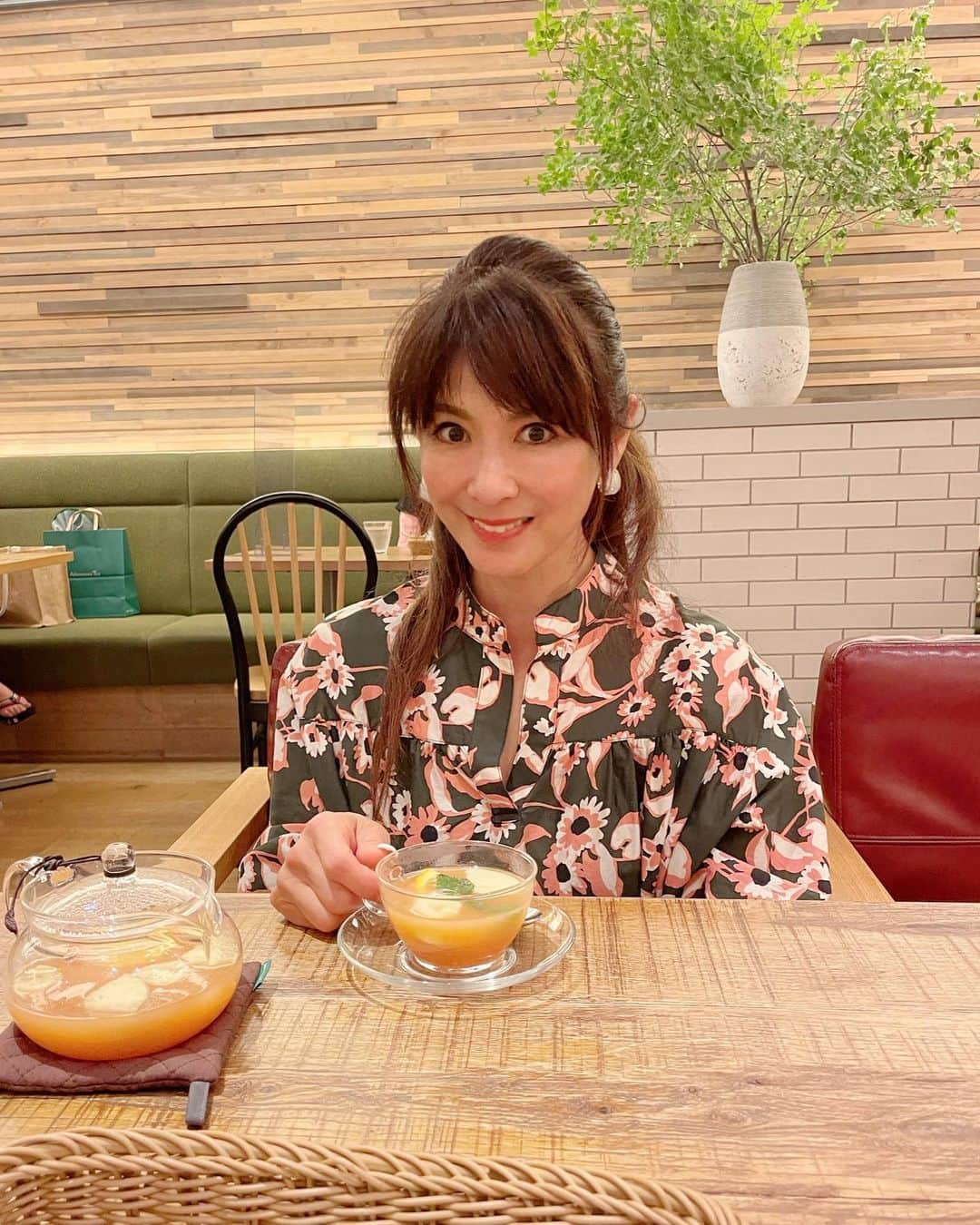 山田佳子さんのインスタグラム写真 - (山田佳子Instagram)「ホッとひと息。 ここのお店のスィートフルーツティーが大好き🥰💕 ⁡ #美味しい #いい香り #スィート #フルーツティー #大好き #いつも注文 #アフターヌーンティールーム #山田佳子  ⁡」9月14日 20時46分 - yoshiko117