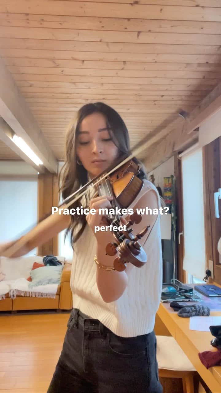 澄那シュトゥーダーのインスタグラム：「Just a little reminder for your practice today. Perfection is subjective anyway - especially in music! 🎻🤗   #violinpractice #suminastuder #classicalmusic #violin #practice40hours」