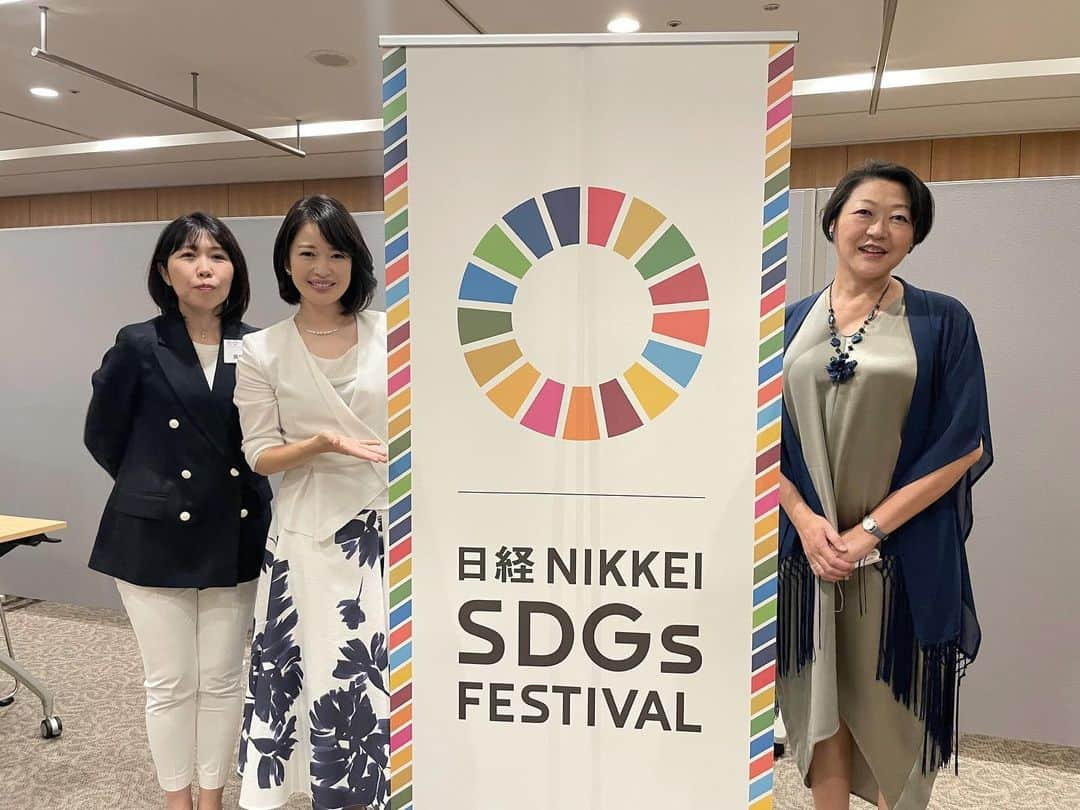 松丸友紀のインスタグラム：「9月12日〜17日まで開催される『日経SDGsフェス』  ２日目の昨日は『日経SDGs/ESG会議』の中で『気候変動をはじめとするSDGs達成のためにメディアができること』をテーマに国連広報センター所長の根本かおるさんと日経ESG編集長の馬場未希さんとパネルトークいたしました。  テレビ東京グループではスタジオやオフィスに再生可能エネルギーを導入して2024年度末までにCO2の排出量を実質ゼロにすることを宣言しています。 そのほかにもメディアとしての取り組みを実例を交えてお話しいたしました。  電力を使うわたしたちテレビ局も 気候変動の問題と向き合いスピード感を持って実現していくことが求められています。  「1.5℃の約束」 目標を達成するためにメディアが出来ることを連携しながら考え実行してまいります🌟  #日経SDGsフェス  ジャケット＆スカート #akikoogawa イヤリング＆チョーカー #stellarhollywood」