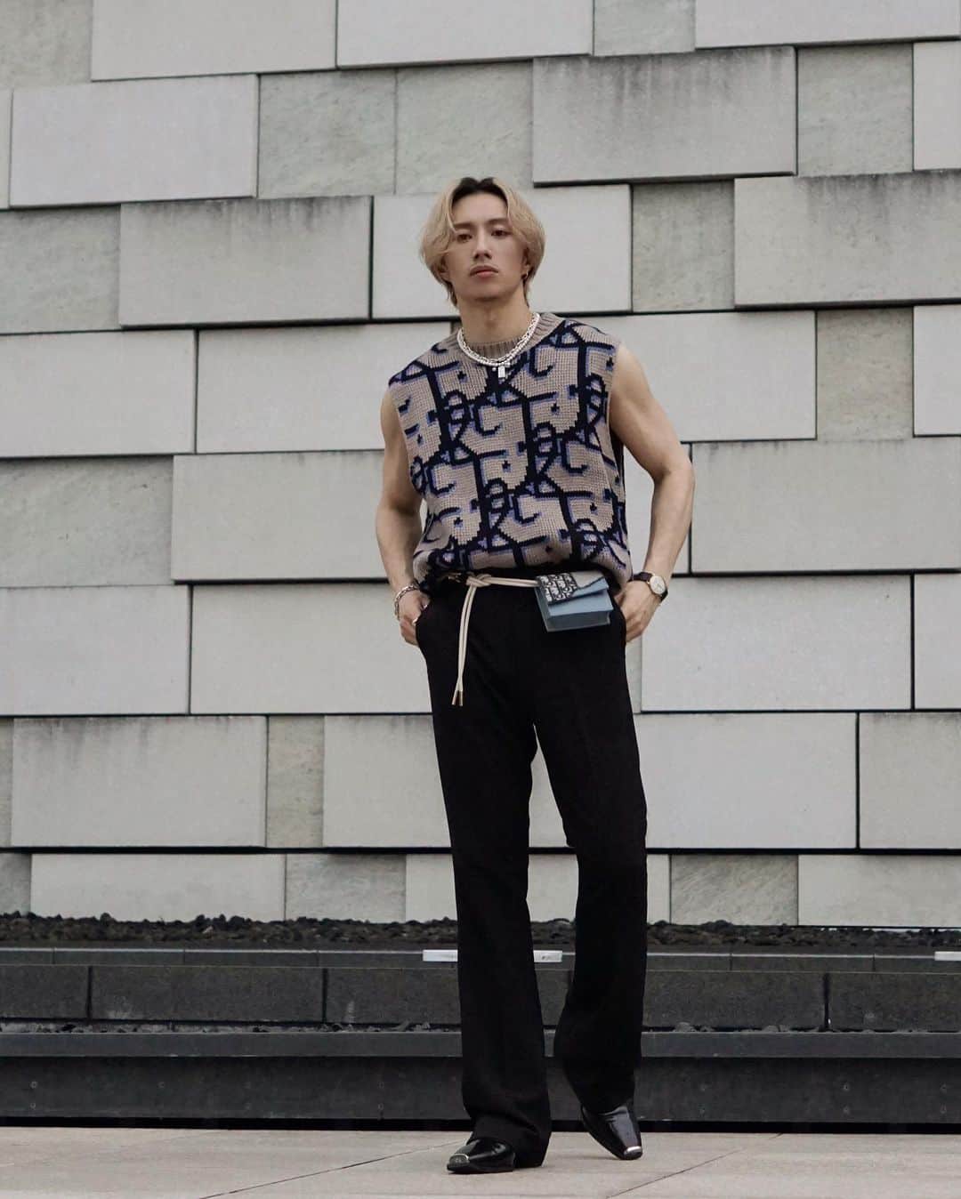 DJ FUMIのインスタグラム：「ノースリーブなのに暑いのだがなんなのこの服」