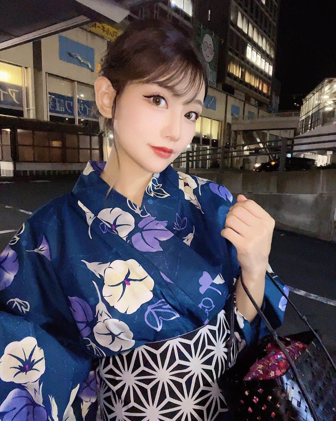 のインスタグラム：「⁡浴衣👘💙 ⁡ わいの自慢なんだけど 自分で着付けセット出来ちゃうんだよね。 シーズン中って無駄に激混みするし 予約取りずらくなるから自分でやった😶！  わいのおばあちゃんに感謝👵🏻💙💙💙 ⁡ ⁡ ⁡ ⁡ #浴衣 #花火大会 #浴衣ギャル #l4l #原宿 #表参道 #韓国 #ギャル #モデル #名古屋 #ニュークラ #ニュークラブ #キャバ嬢 #キャバクラ #ラウンジ #錦 #歌舞伎町 #新宿 #六本木 #銀座 #すすきの #中洲 #ミナミ #北新地 #水商売 #飲み屋 #美人 #ビジョビ #フォロー歓迎  #ootd ⁡」