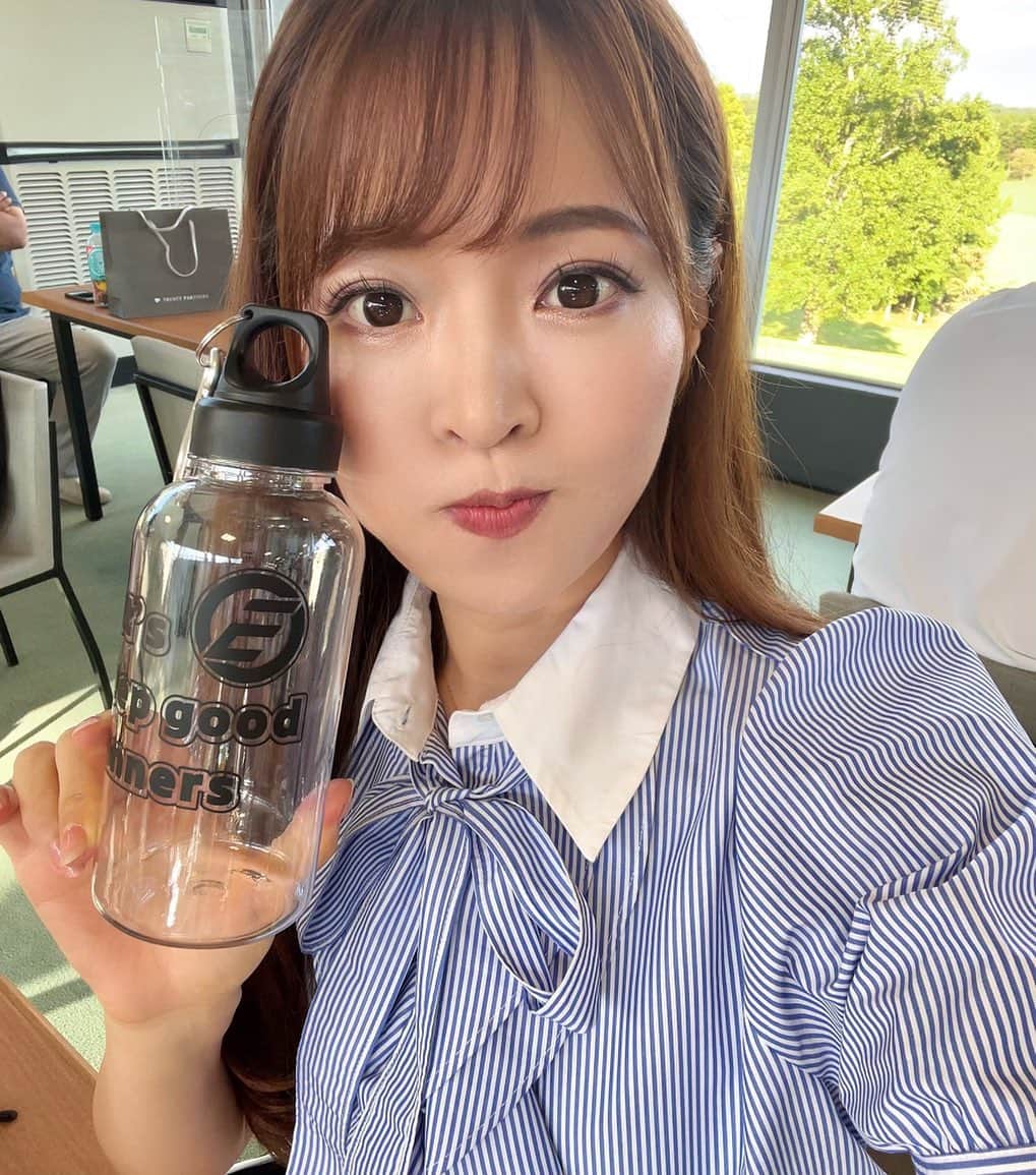 のインスタグラム：「あまり更新してないですが 元気ですよ☺️❤️  先日 @ebisu_golf_ranger の コンペに参加してきました⛳️⛳️ 参加者全員に砂ボトル👍👍  ダフった時ではなく、 ターフが取れた時に、 たくさん使えますように🙏✨ 写真いっぱいあるのでまた載せます🥰  #ゴルフ#ゴルフ女子#ゴルフ好きと繋がりたい #golf」